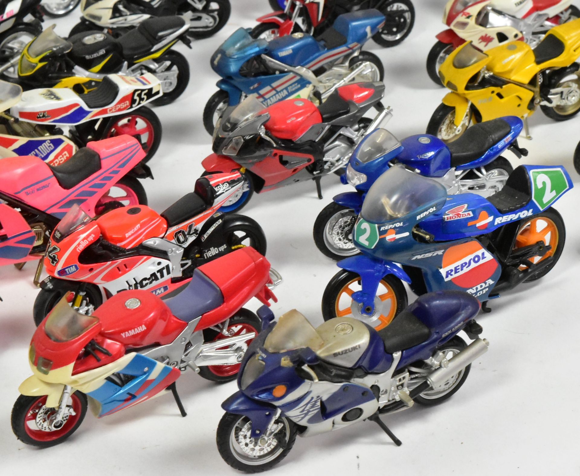 DIECAST - COLLECTION OF 1/18 SCALE DIECAST MOTORBIKES - Bild 5 aus 6