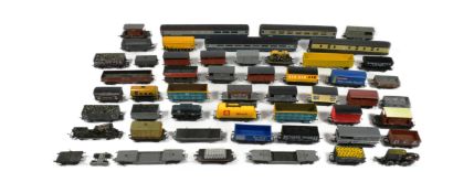 MODEL RAILWAY - COLLECTION OF ASSORTED ROLLING STOCK