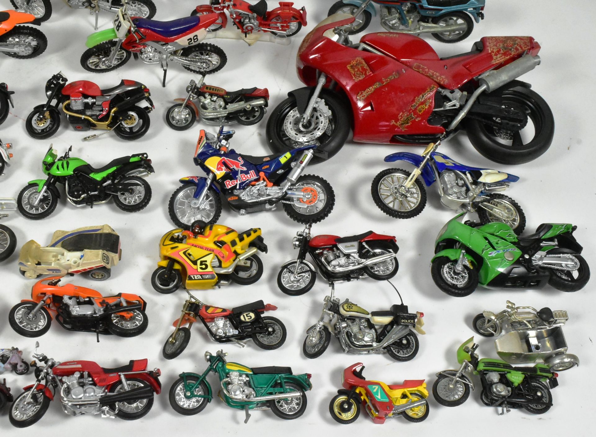 DIECAST - COLLECTION OF ASSORTED DIECAST MODEL MOTORBIKES - Bild 4 aus 6