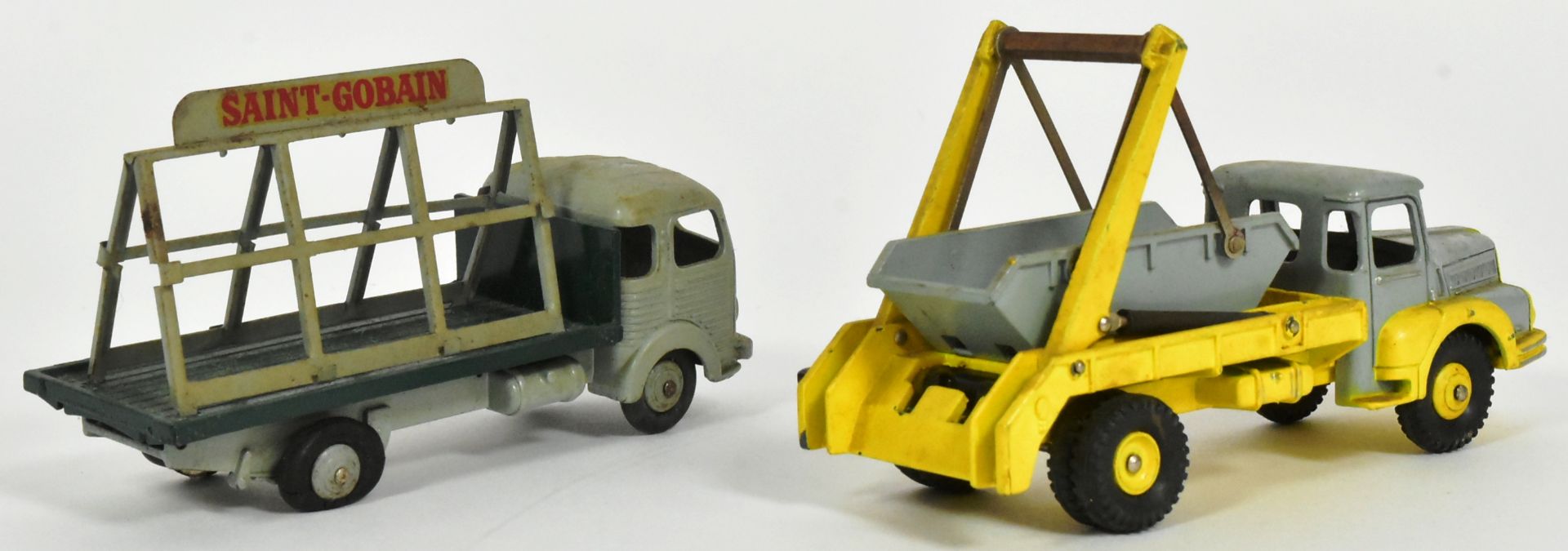 DIECAST - FRENCH DINKY TOYS - SIMCA CARGO & MULTI-BUCKET TRUCK - Image 4 of 6