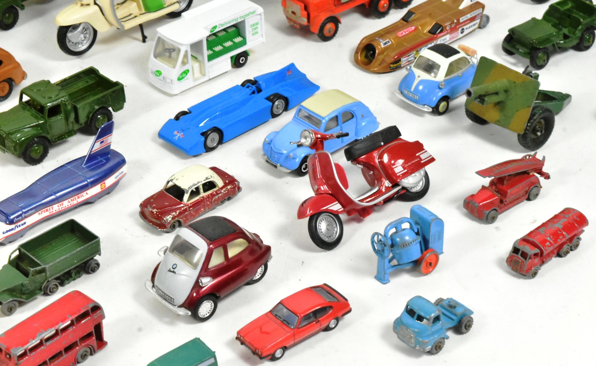 DIECAST - COLLECTION OF ASSORTED DIECAST MODEL CARS - Image 4 of 5