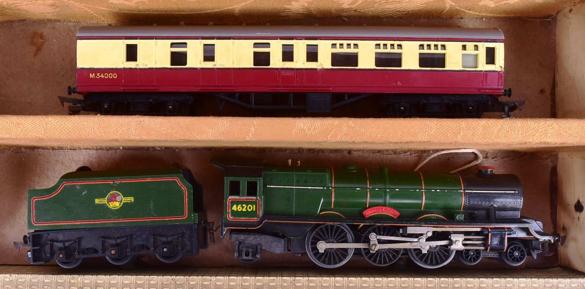 MODEL RAILWAY - TRIANG OO GAUGE LOCOMOTIVES & COACHES - Bild 3 aus 5