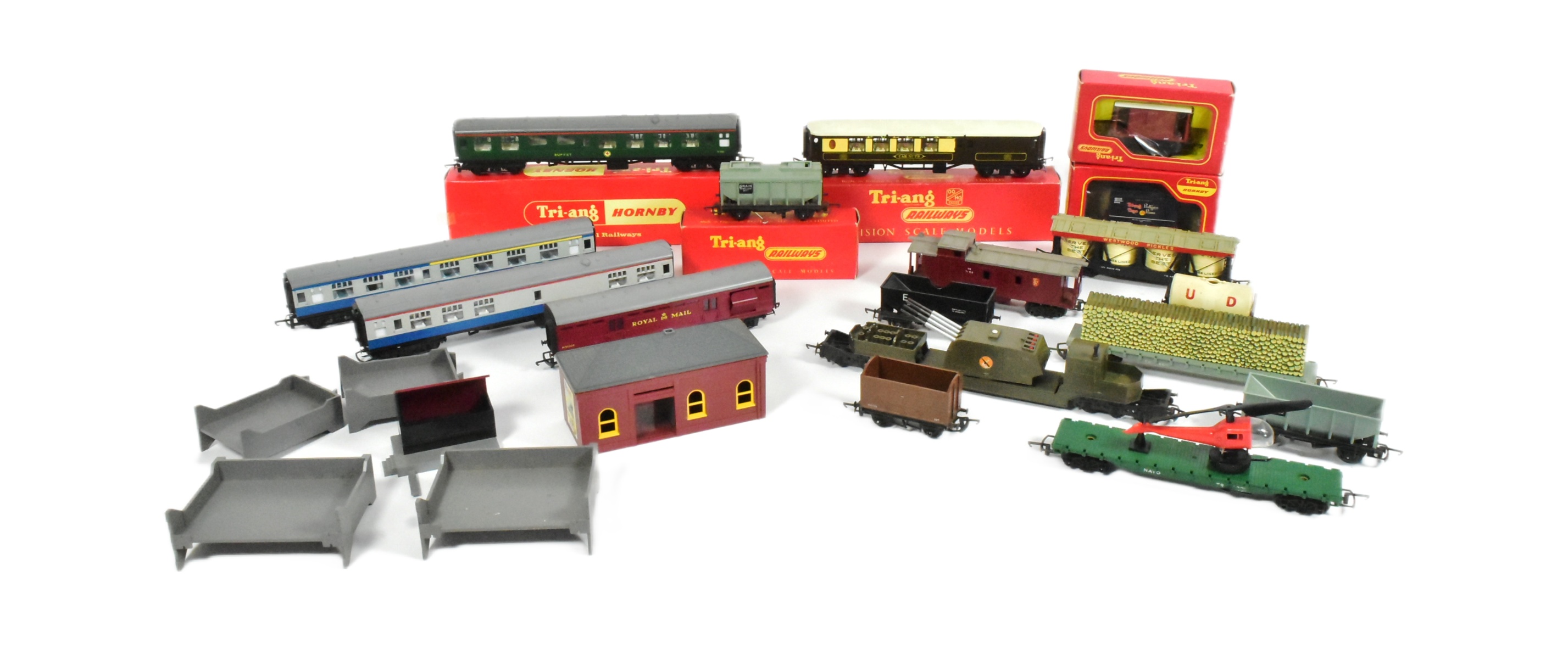 MODEL RAILWAY - COLLECTION OF OO GAUGE ROLLING STOCK