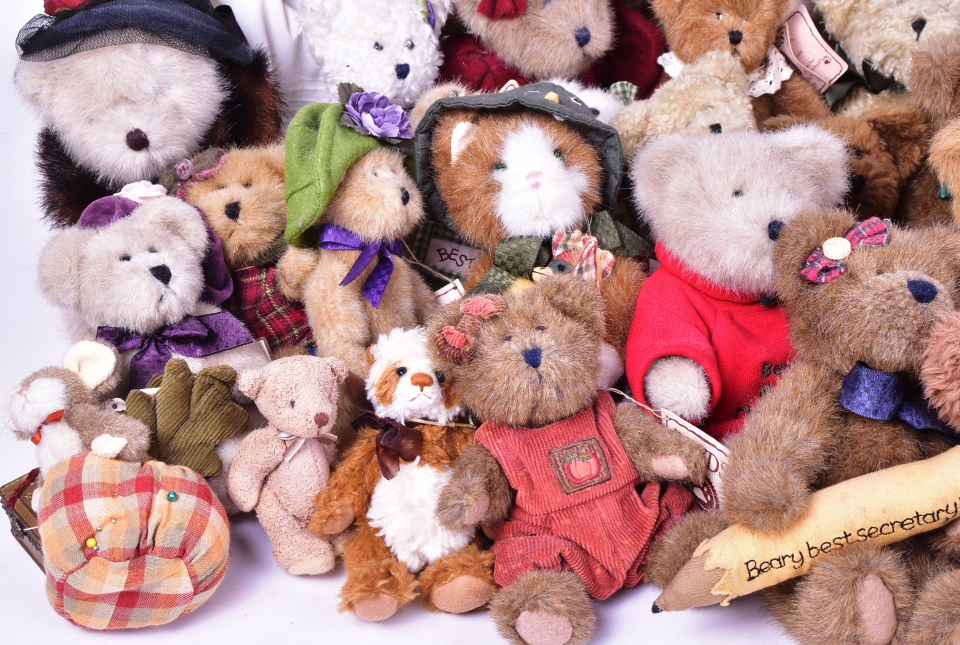 TEDDY BEARS - LARGE COLLECTION OF ASSORTED BOYDS TEDDY BEARS - Image 4 of 6