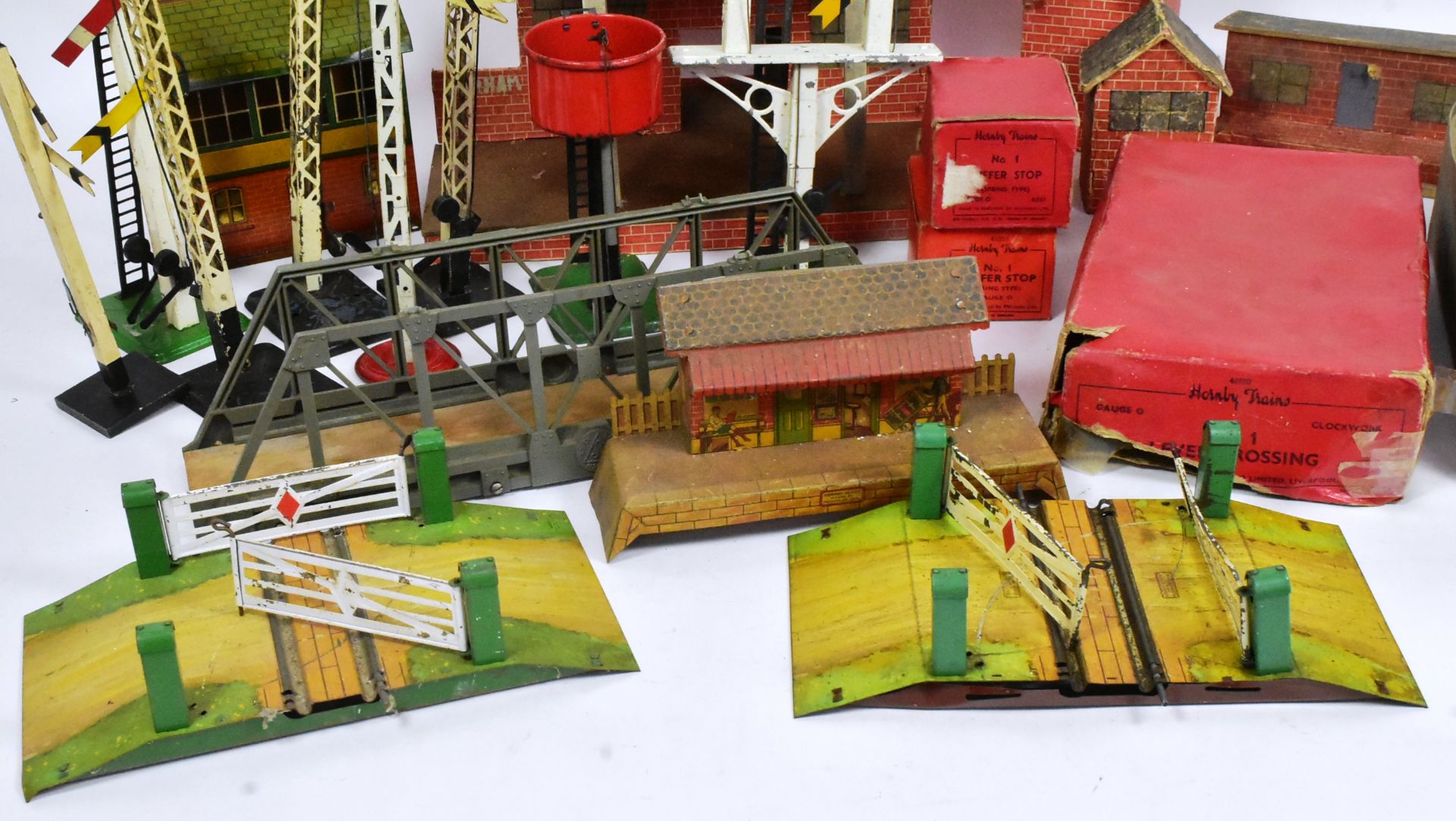 MODEL RAILWAY - COLLECTION OF VINTAGE O GAUGE TINPLATE ACCESSORIES - Image 6 of 6
