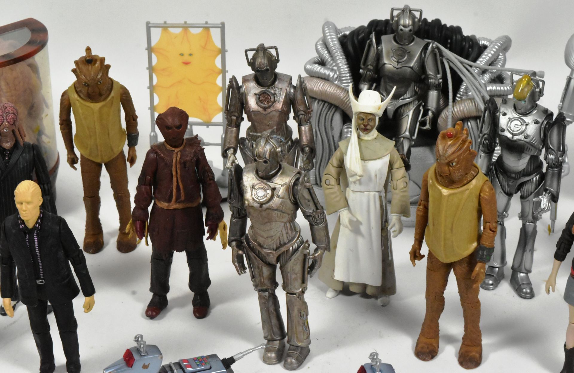 DOCTOR WHO - CHARACTER OPTIONS - COLLECTION OF ACTION FIGURES - Image 3 of 5