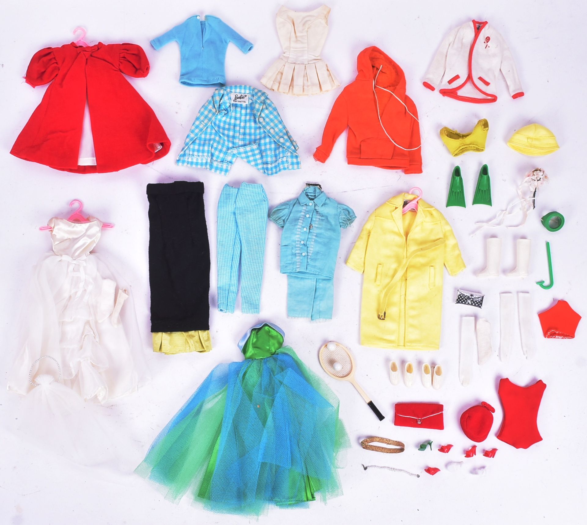 BARBIE - VINTAGE 1960S BARBIE DOLL WITH CLOTHING & ACCESSORIES - Image 4 of 6