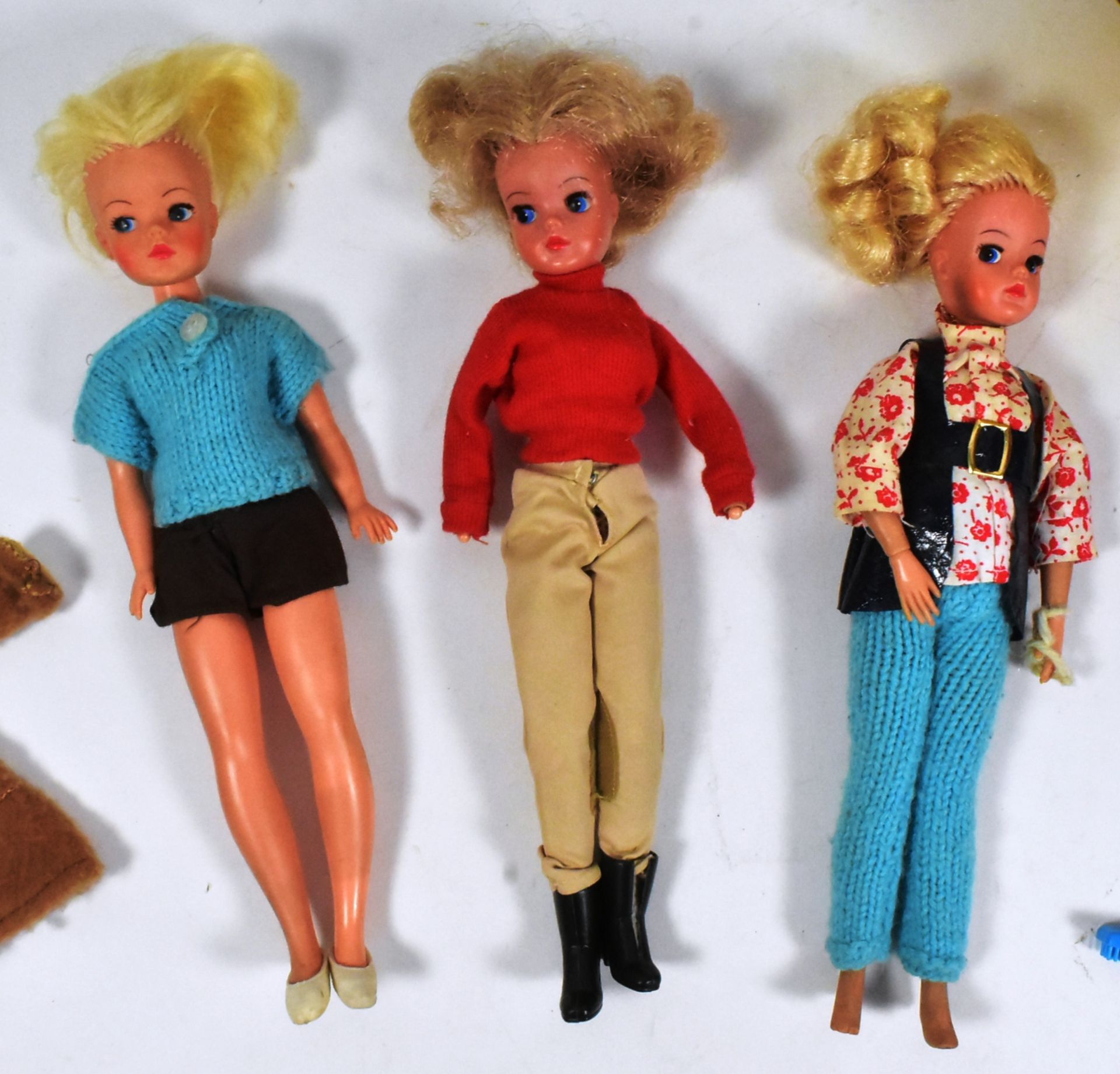 SINDY - PEDIGREE - COLLECTION OF VINTAGE 1970S SINDY DOLLS & ACCESSORIES - Image 2 of 5