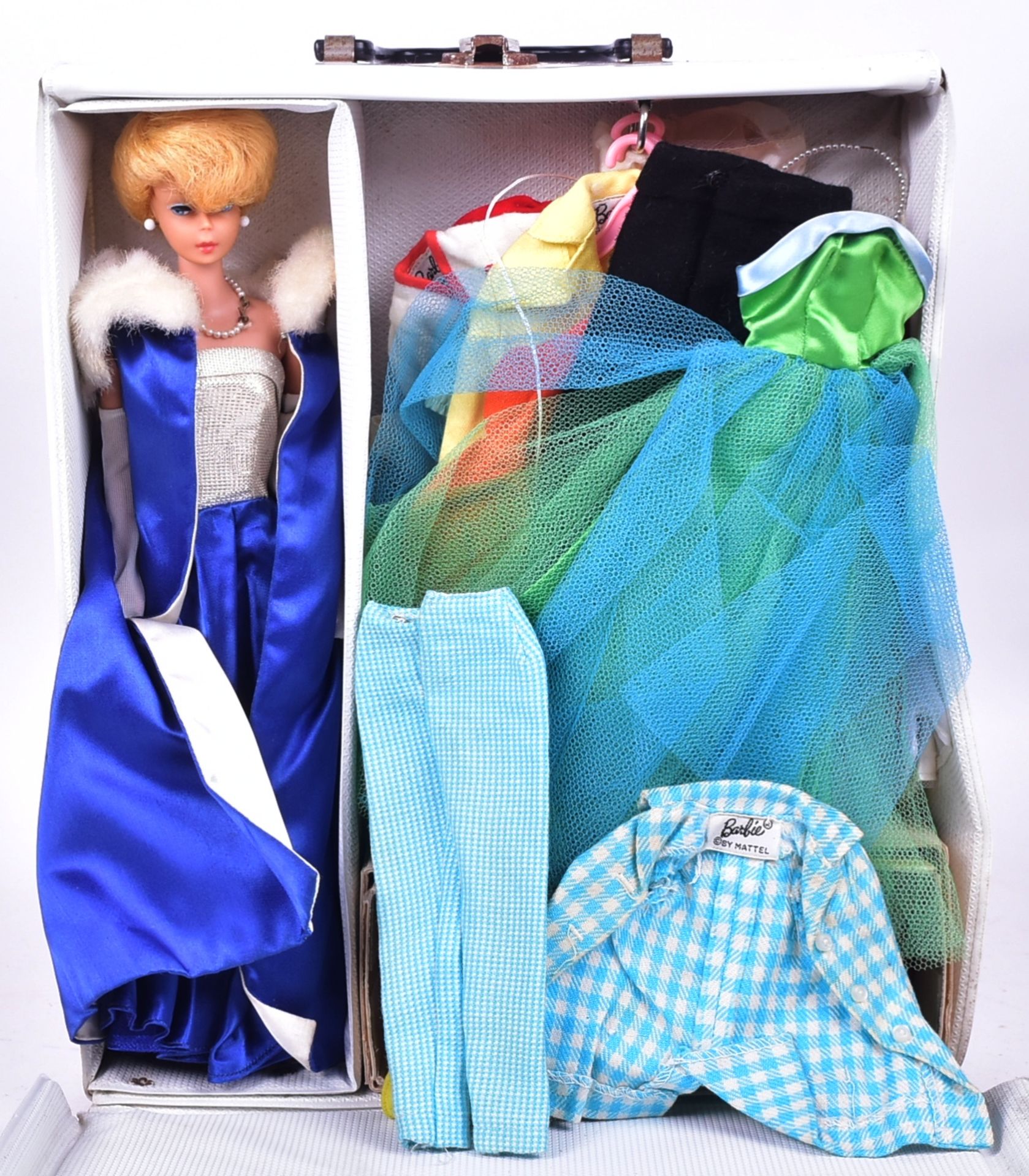 BARBIE - VINTAGE 1960S BARBIE DOLL WITH CLOTHING & ACCESSORIES - Image 2 of 6