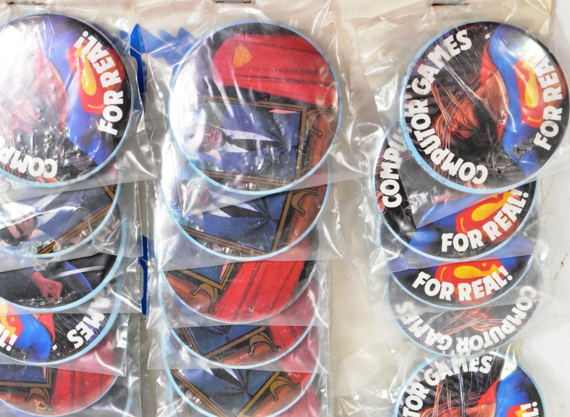 SUPERMAN III (1983) - VINTAGE SHOP DISPLAY HEADER OF PIN BADGES - Bild 3 aus 3