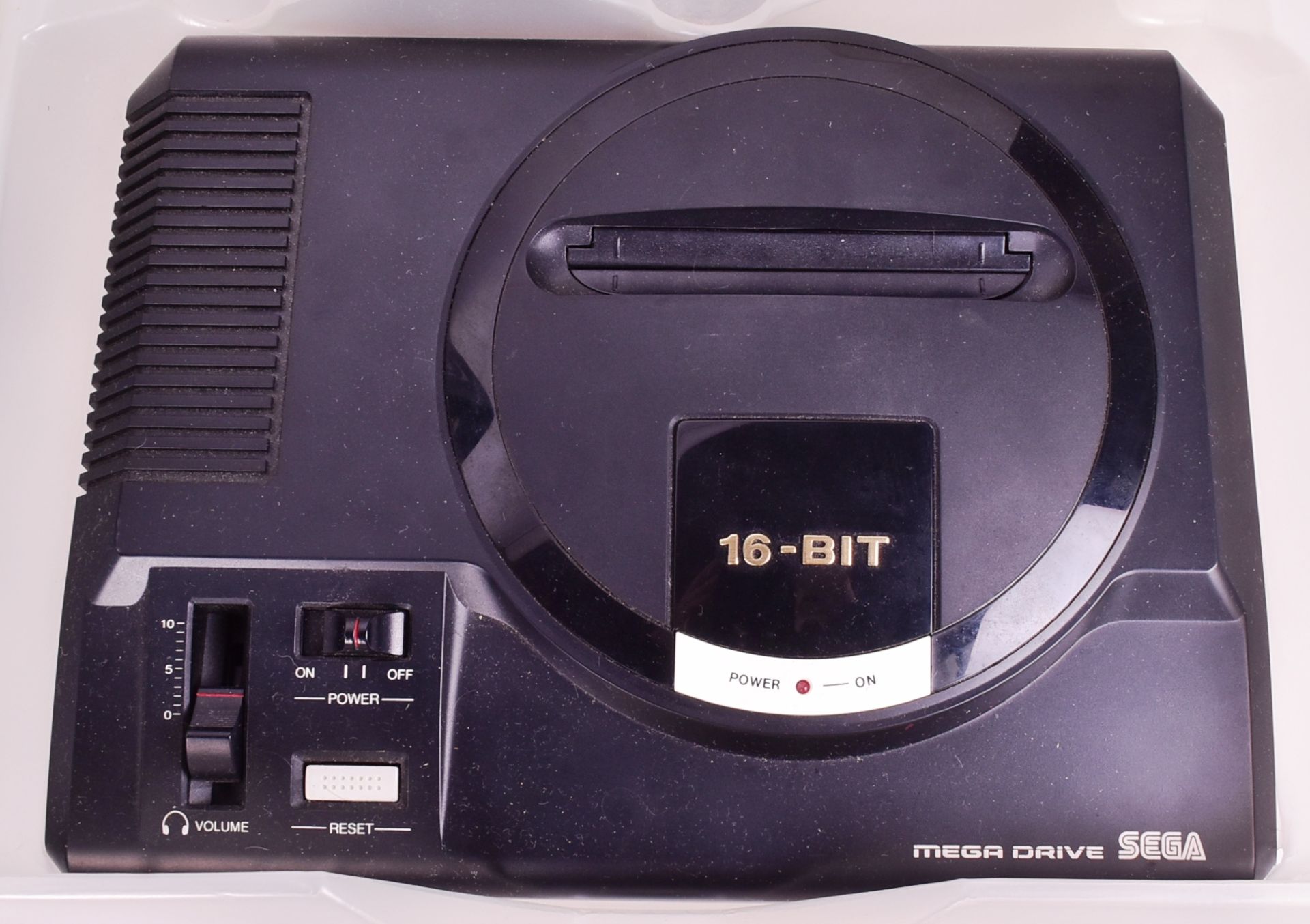 RETRO GAMING - SEGA MEGA DRIVE 16-BIT CONSOLE + GAMES - Image 2 of 5