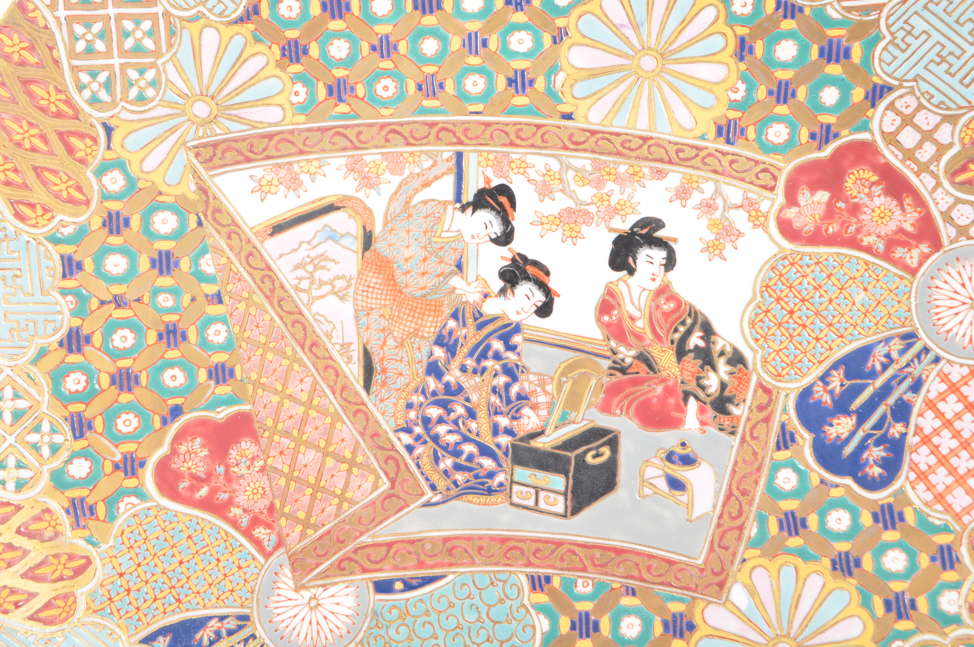 20TH CENTURY JAPANESE WALL PLATE W/ GEOMETRIC PATTERN - Image 2 of 10