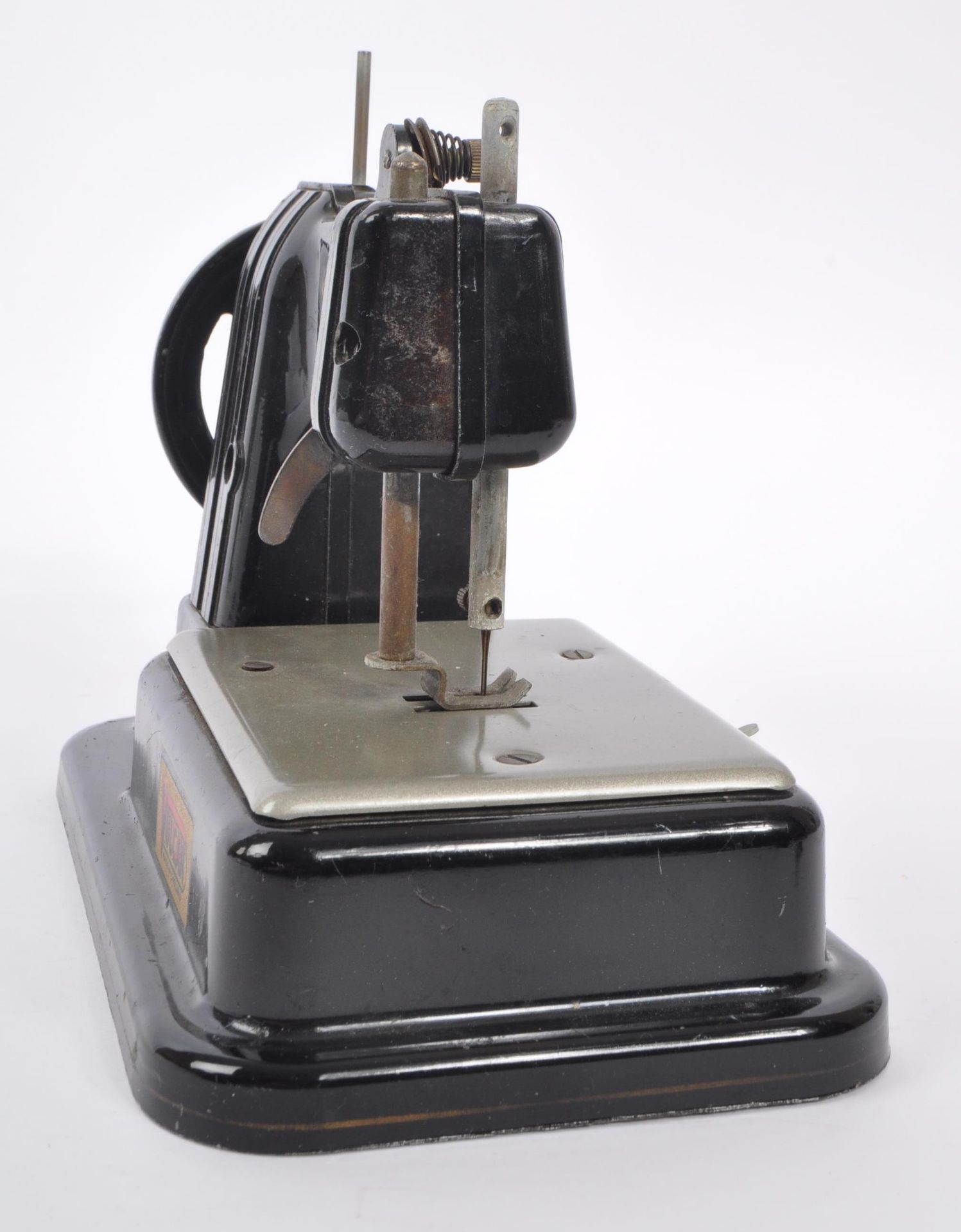 VOLCAN - MID 20TH CENTURY TOY TIN SEWING MACHINE - Image 4 of 5