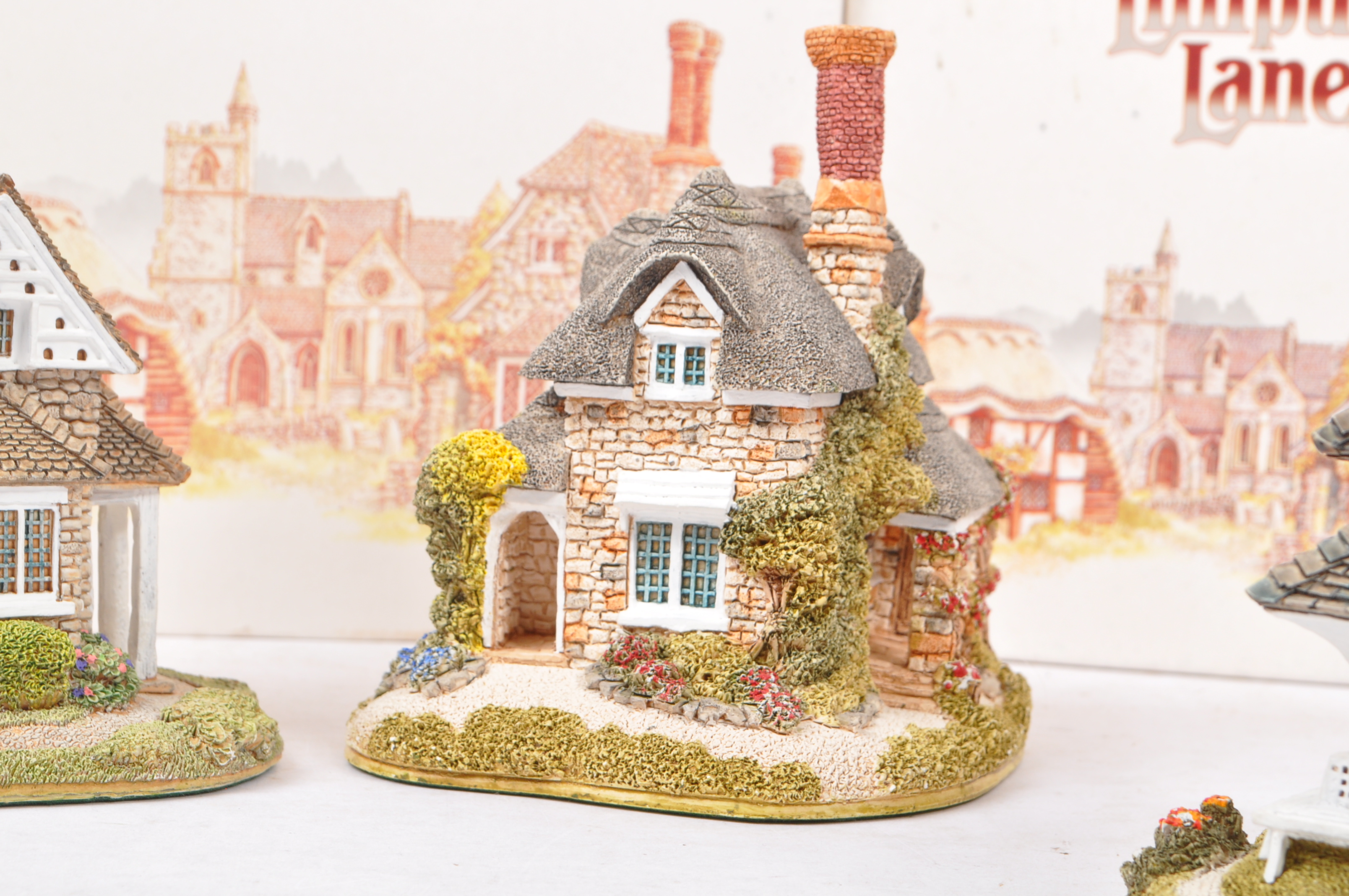 LILLIPUT LANE - COLLECTION OF HOUSE / COTTAGE RESIN FIGURINES - Image 5 of 9
