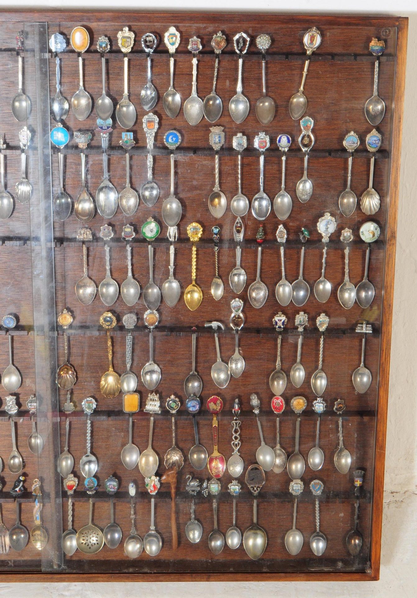 LARGE COLLECTION OF 20TH CENTURY SOUVENIR SPOONS - Image 3 of 4