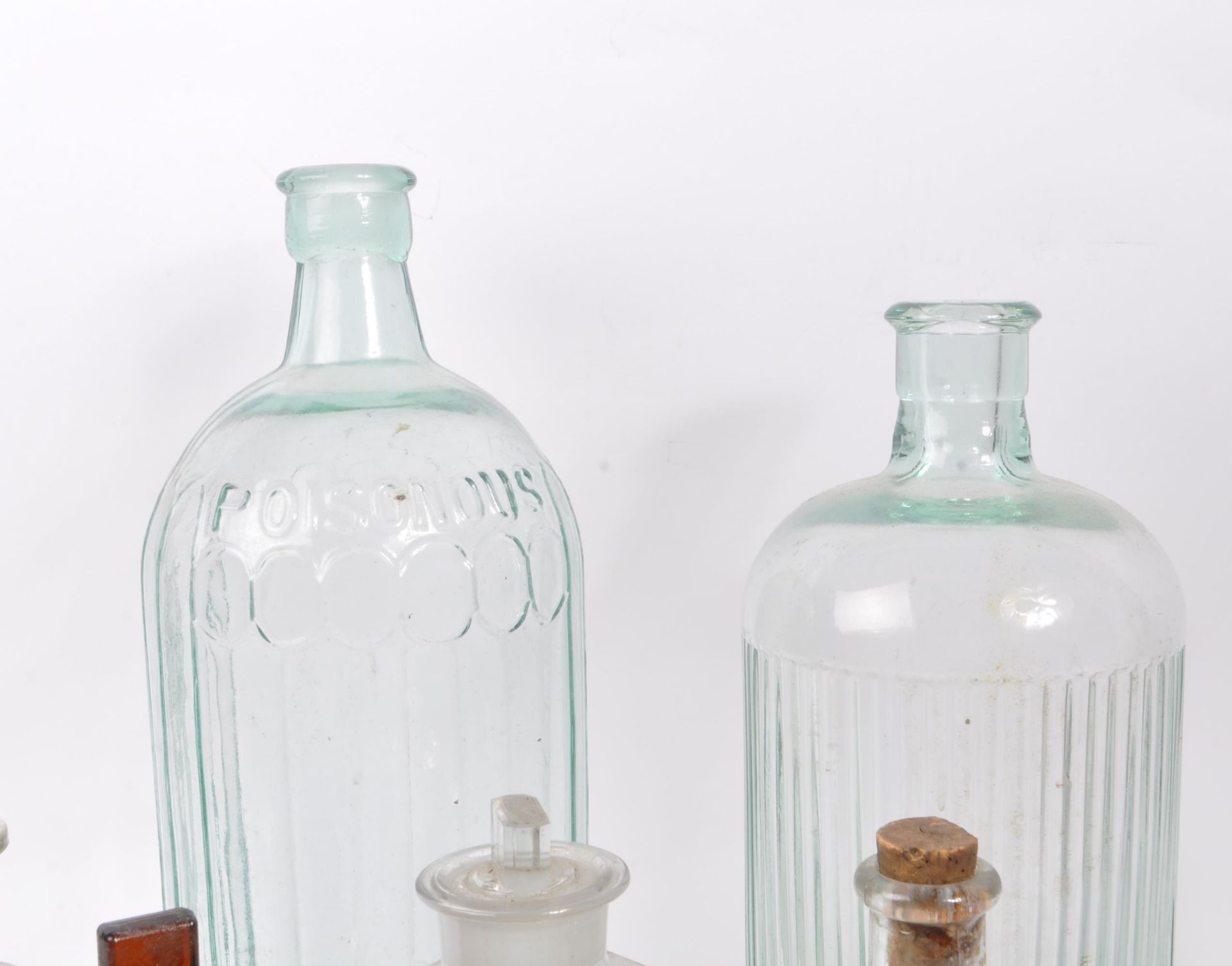 A large collection of 19th and 20th century glass bottles. The collection consisting of a variety of - Bild 8 aus 10