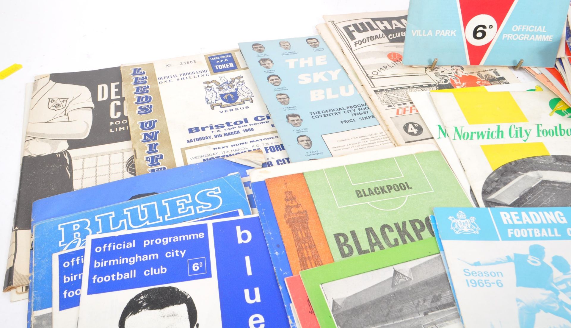 LARGE COLLECTION OF 1960S FOOTBALL PROGRAMMES - Bild 3 aus 9