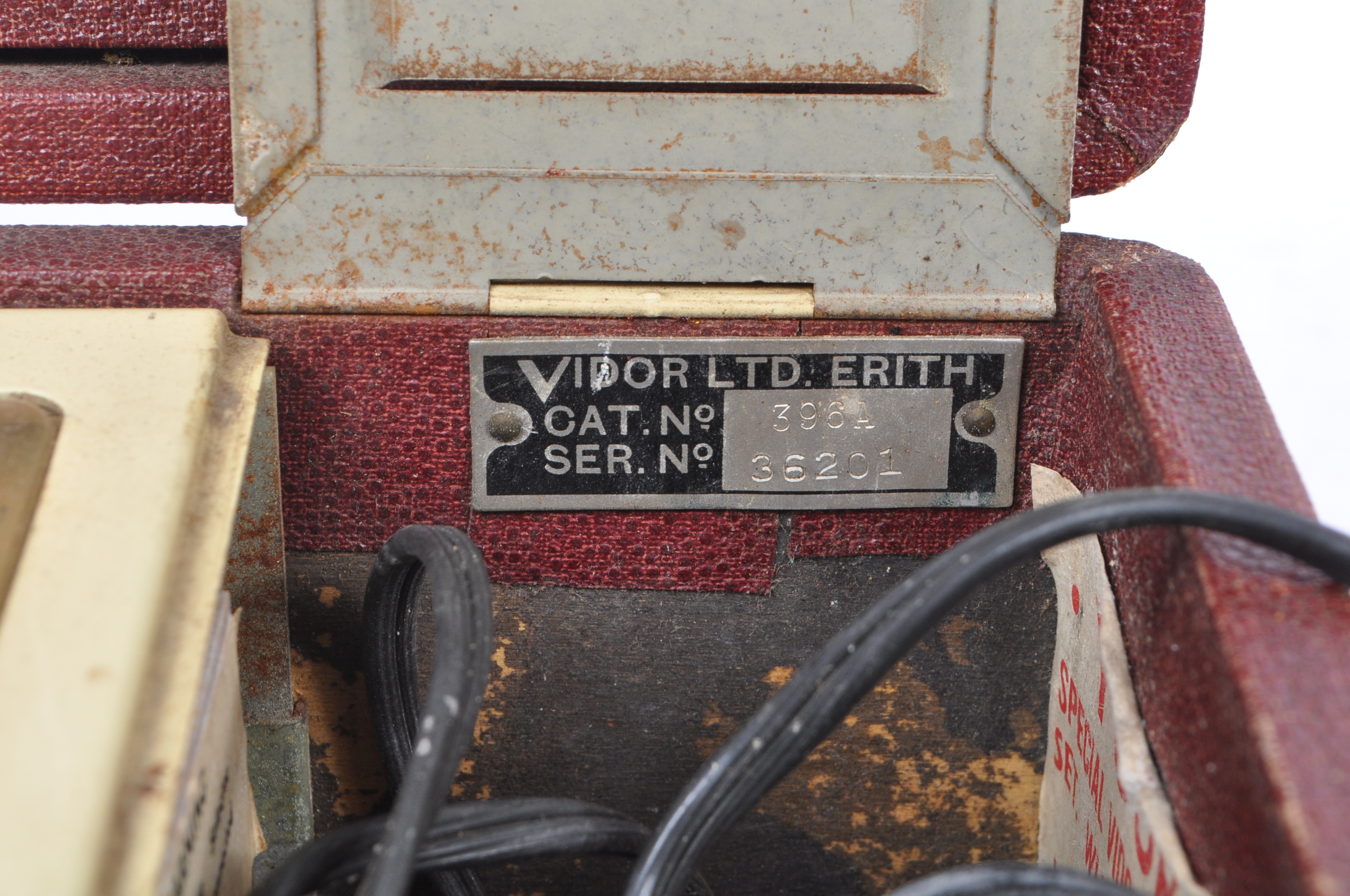 VIDOR - 1950S VIDOR RADIO WITHIN HARD CASE - Image 4 of 6