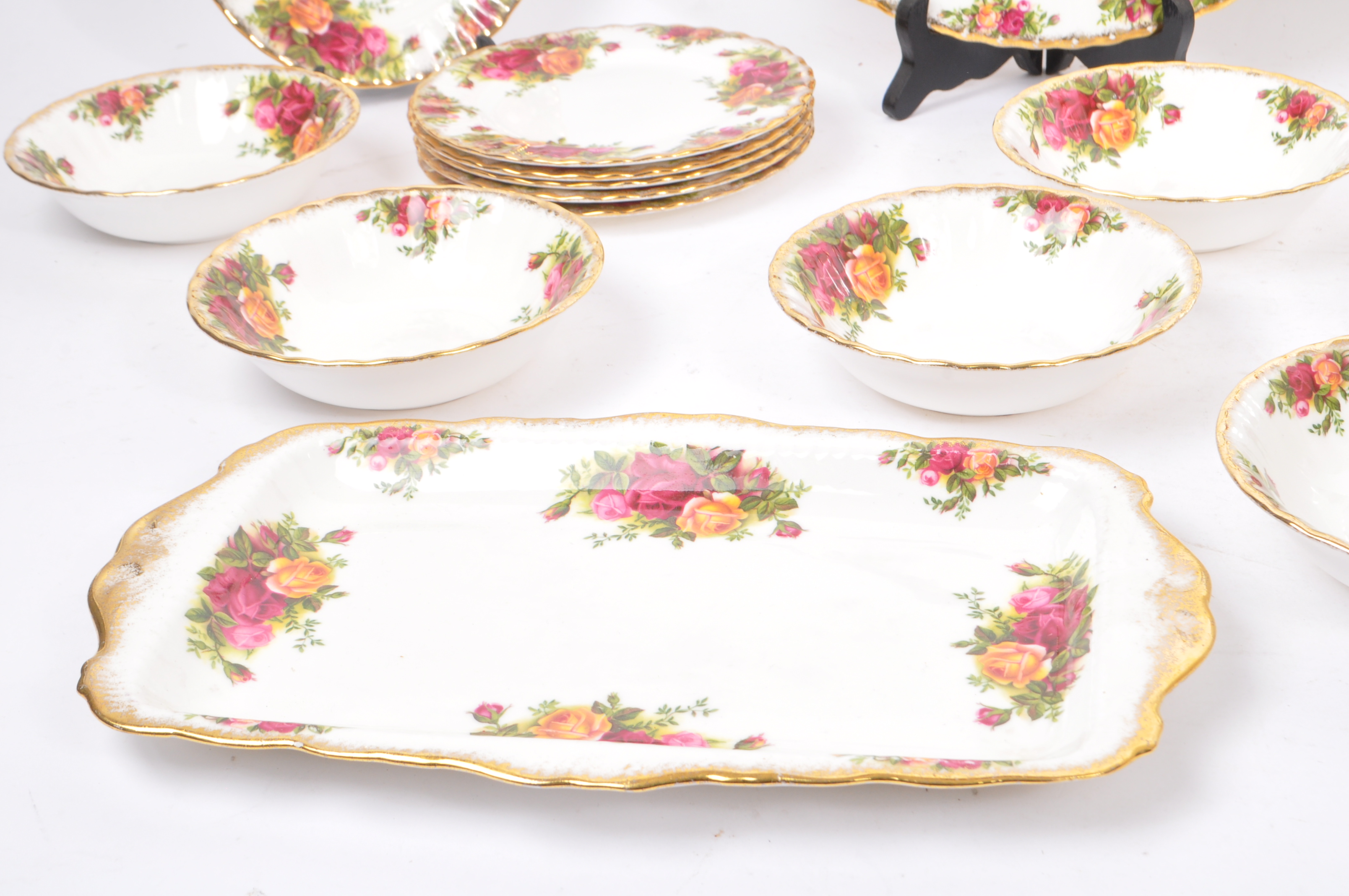 ROYAL ALBERT OLD COUNTRY ROSES - COLLECTION OF PLATE EXAMPLES - Image 5 of 7