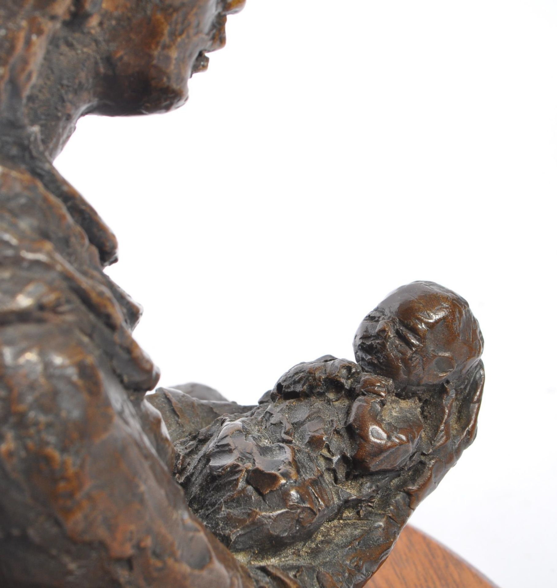 VINTAGE 20TH CENTURY SPELTER FIGURE OF WOMAN HOLDING BABY - Image 6 of 6