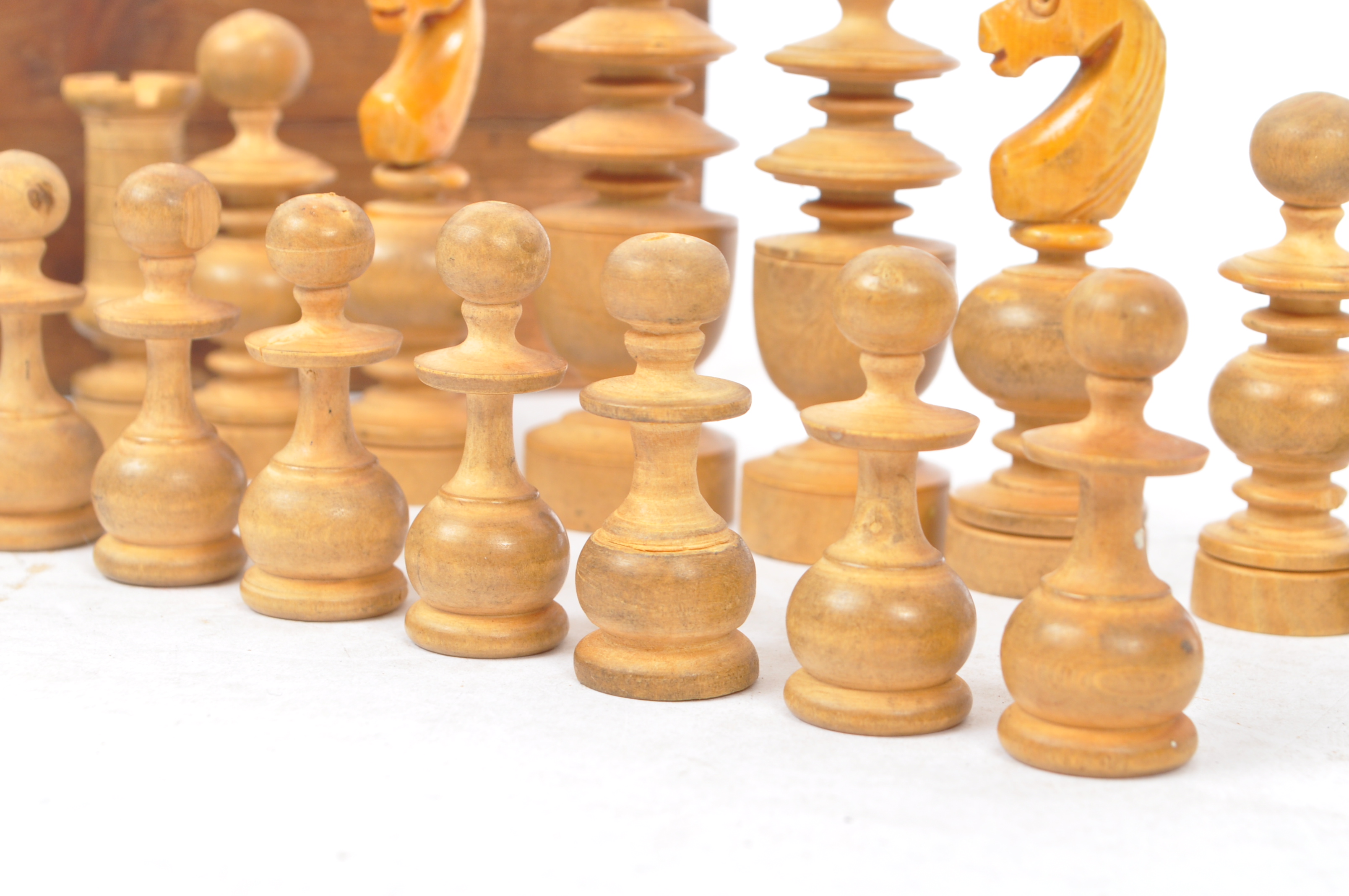 EARLY 20TH CENTURY TURNED WOODEN CHESS SET - Image 4 of 7