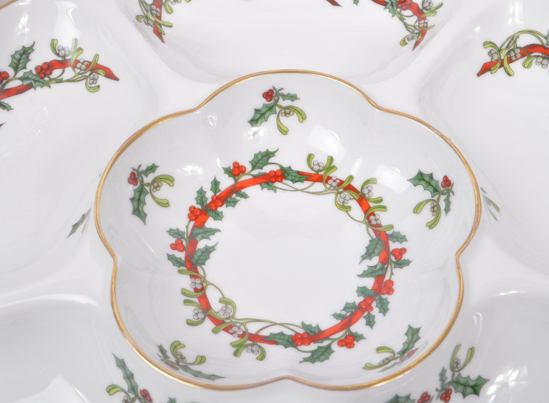 ROYAL WORCESTER - THREE CHINA PIECES IN HOLLY RIBBONS PATTERN - Image 6 of 8