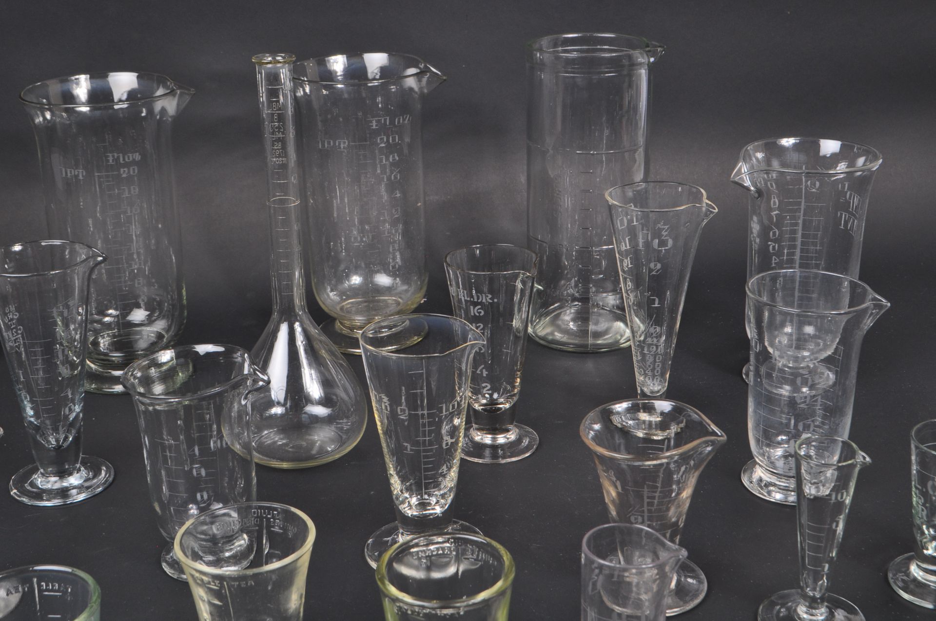 COLLECTION OF GLASS SCIENTIFIC CHEMICAL MEASURING EQUIPMENT - Bild 6 aus 11