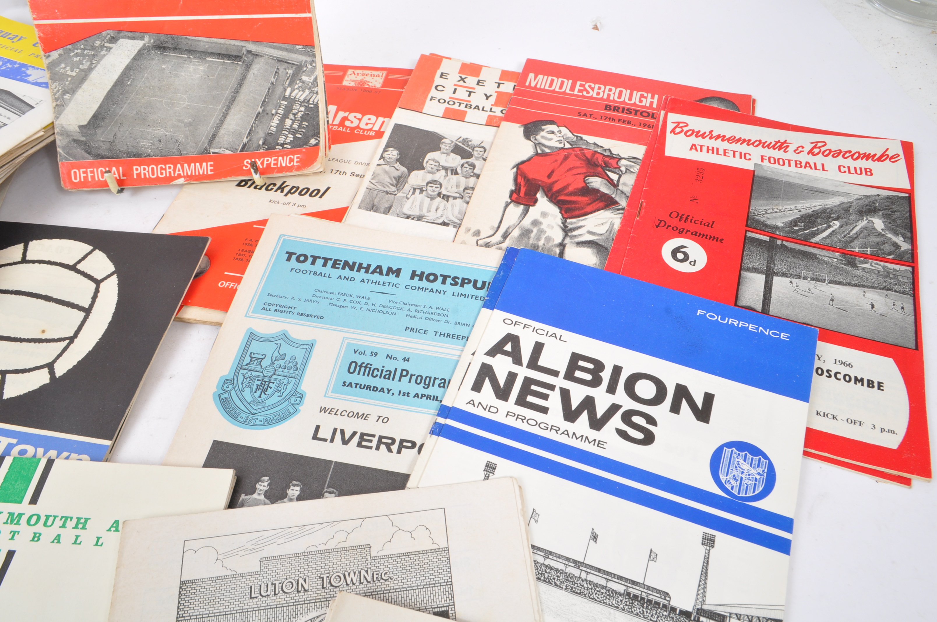 LARGE COLLECTION OF 1960S FOOTBALL PROGRAMMES - Image 7 of 9