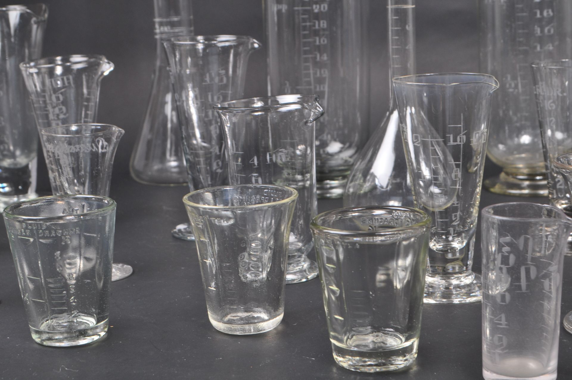 COLLECTION OF GLASS SCIENTIFIC CHEMICAL MEASURING EQUIPMENT - Bild 10 aus 11