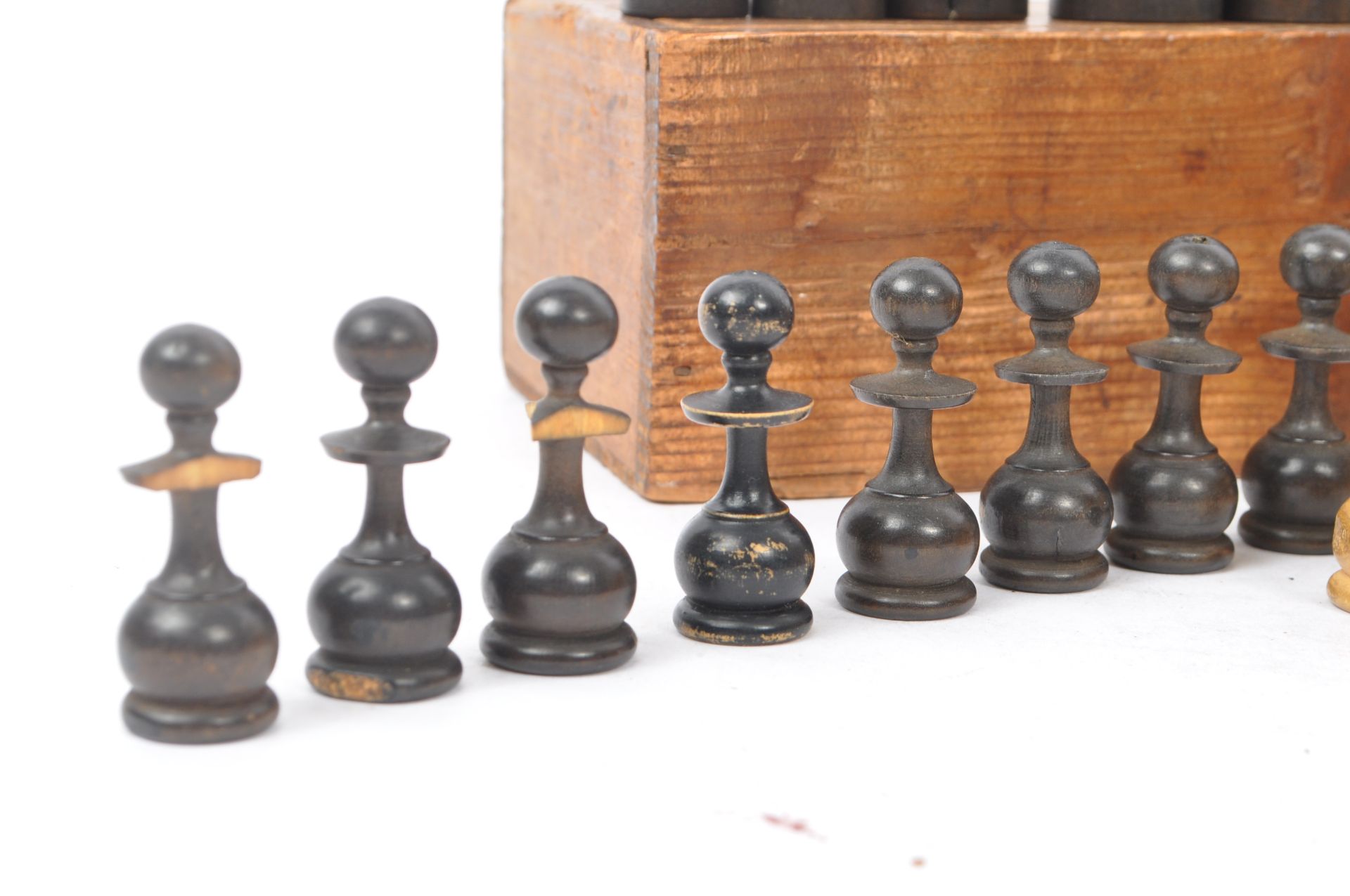 EARLY 20TH CENTURY TURNED WOODEN CHESS SET - Bild 2 aus 7