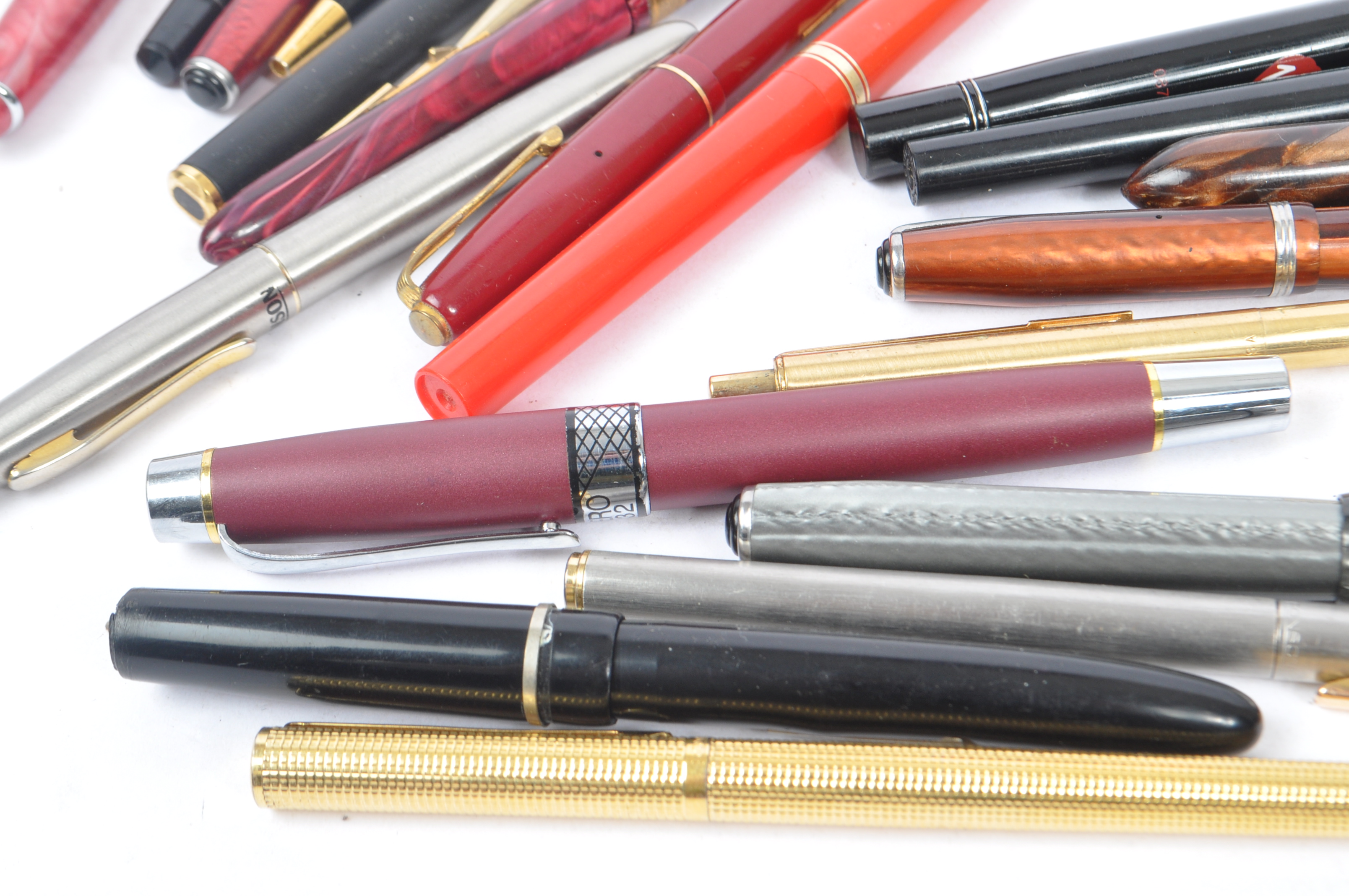 LARGE COLLECTION OF 20TH CENTURY PENS - Image 2 of 9