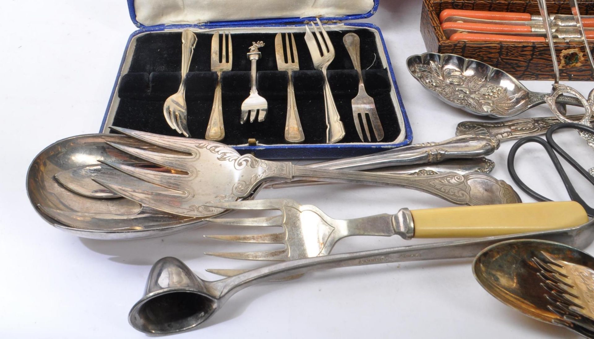 VINERS - BEAD PATTERN SILVER PLATE CUTLERY CANTEEN - Image 3 of 11