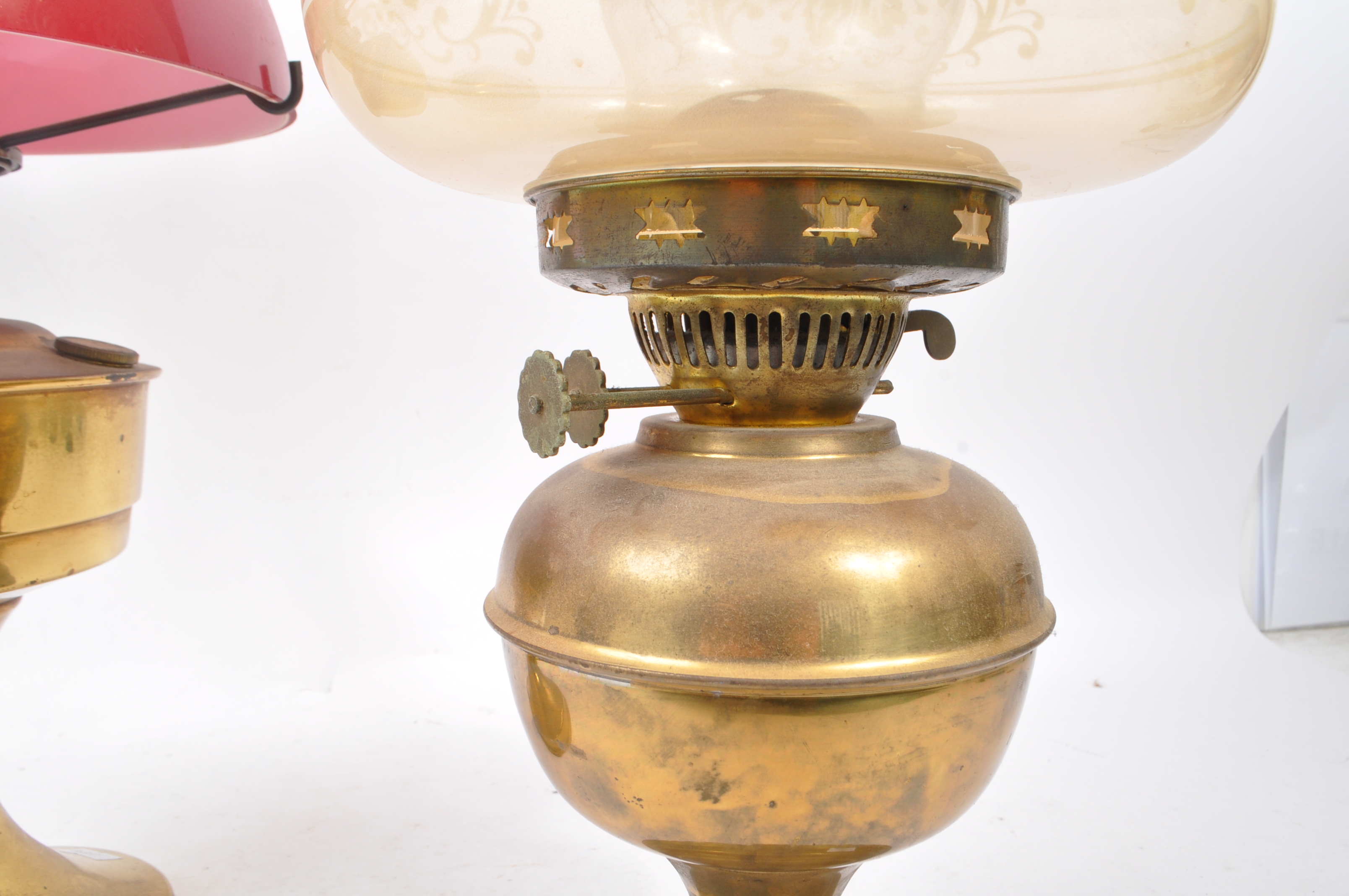 TWO VINTAGE 20TH CENTURY BRASS TABLE OIL LAMPS - Image 4 of 7
