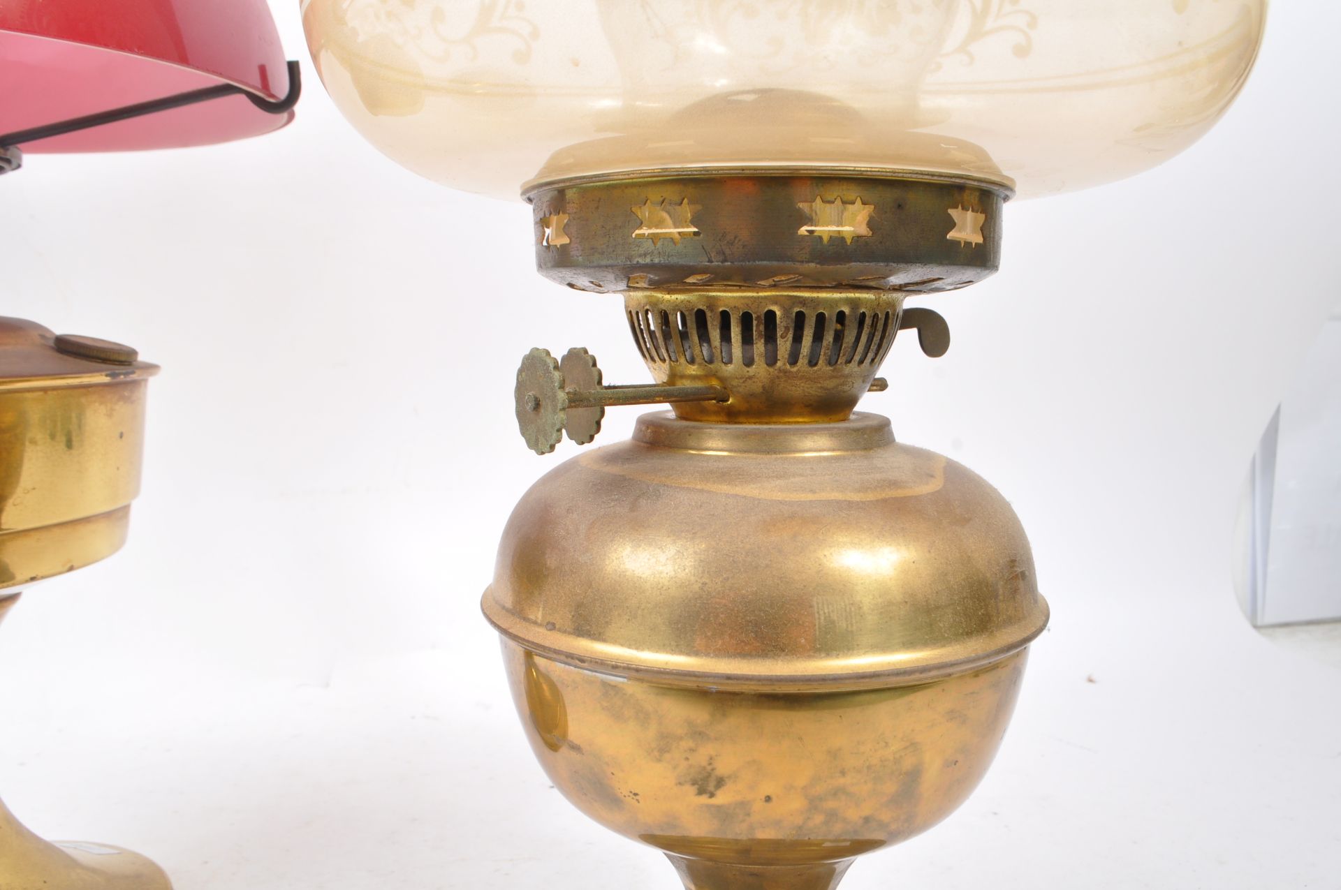 TWO VINTAGE 20TH CENTURY BRASS TABLE OIL LAMPS - Bild 4 aus 7