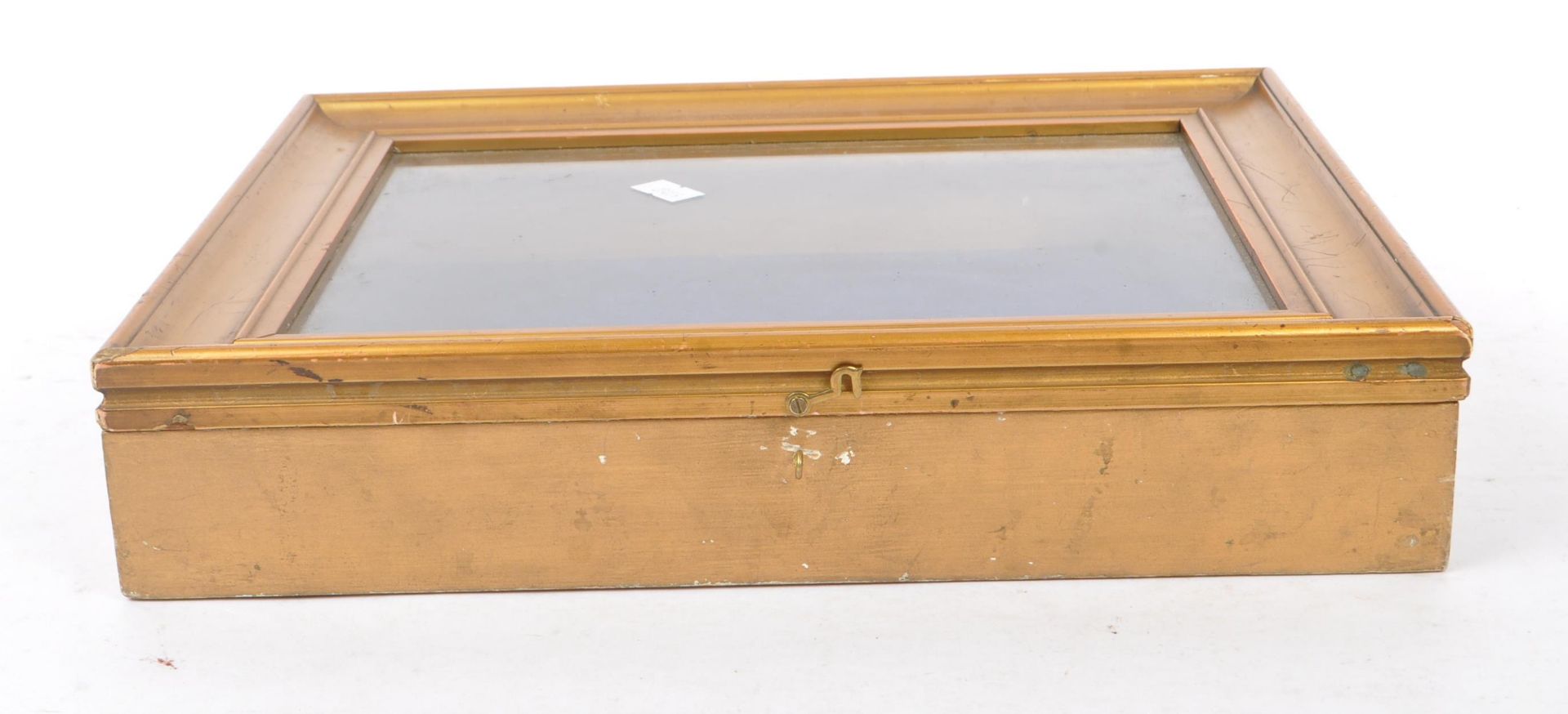 EARLY 20TH CENTURY TABLE TOP GILT DISPLAY CASE - Bild 3 aus 6