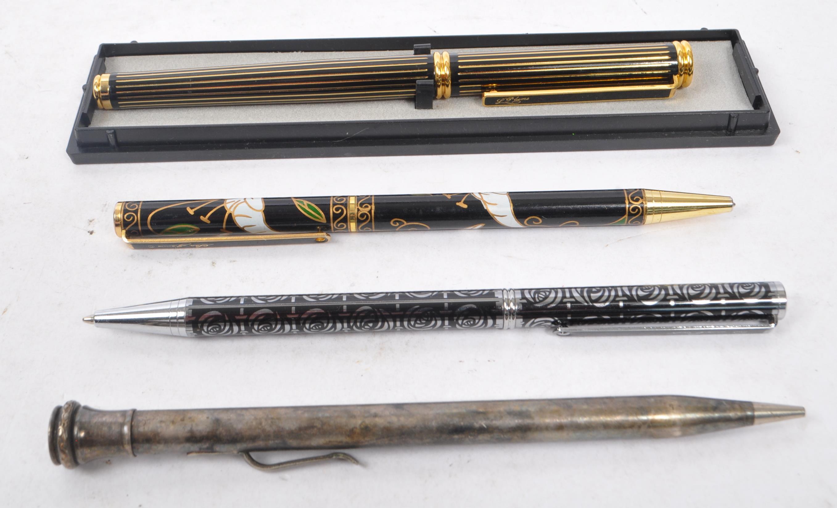 SHEAFFERS / PARKER - COLLECTION OF FOUNTAIN AND BIRO PENS - Image 2 of 5