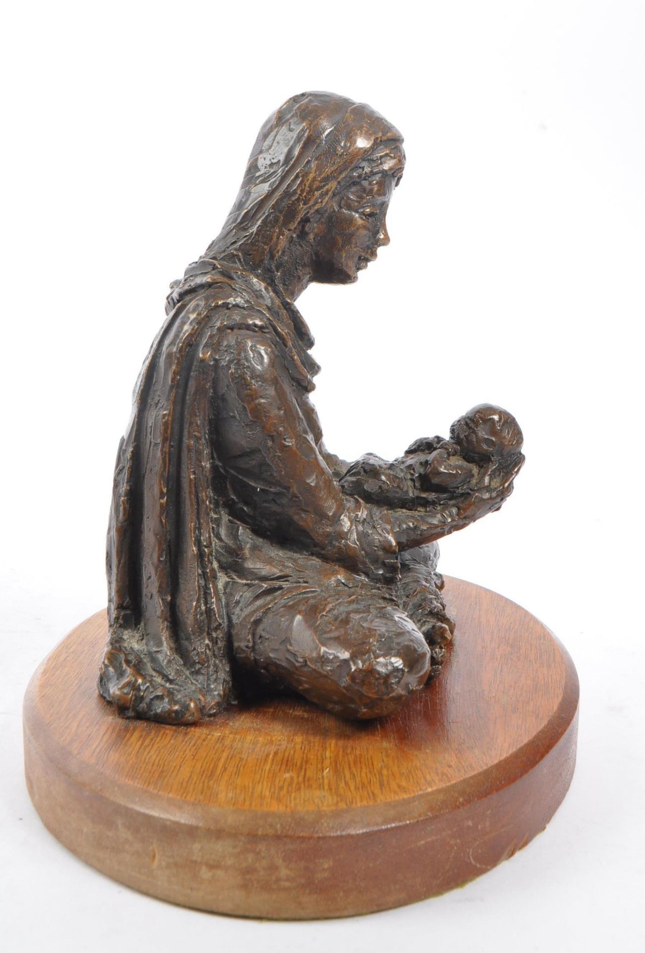 VINTAGE 20TH CENTURY SPELTER FIGURE OF WOMAN HOLDING BABY - Image 4 of 6