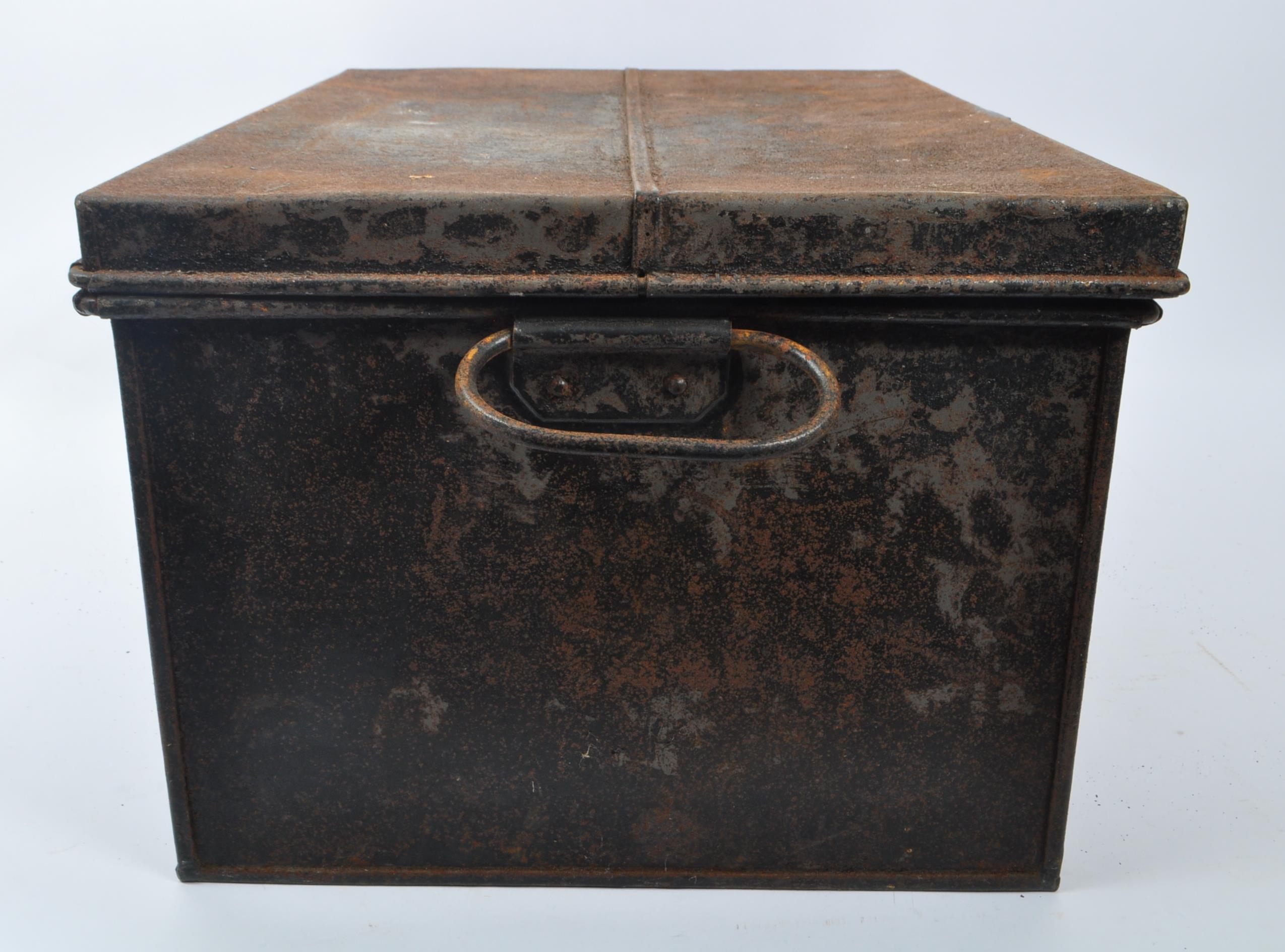 VINTAGE 20TH CENTURY LIDDED METAL DEED BOX - Image 4 of 4
