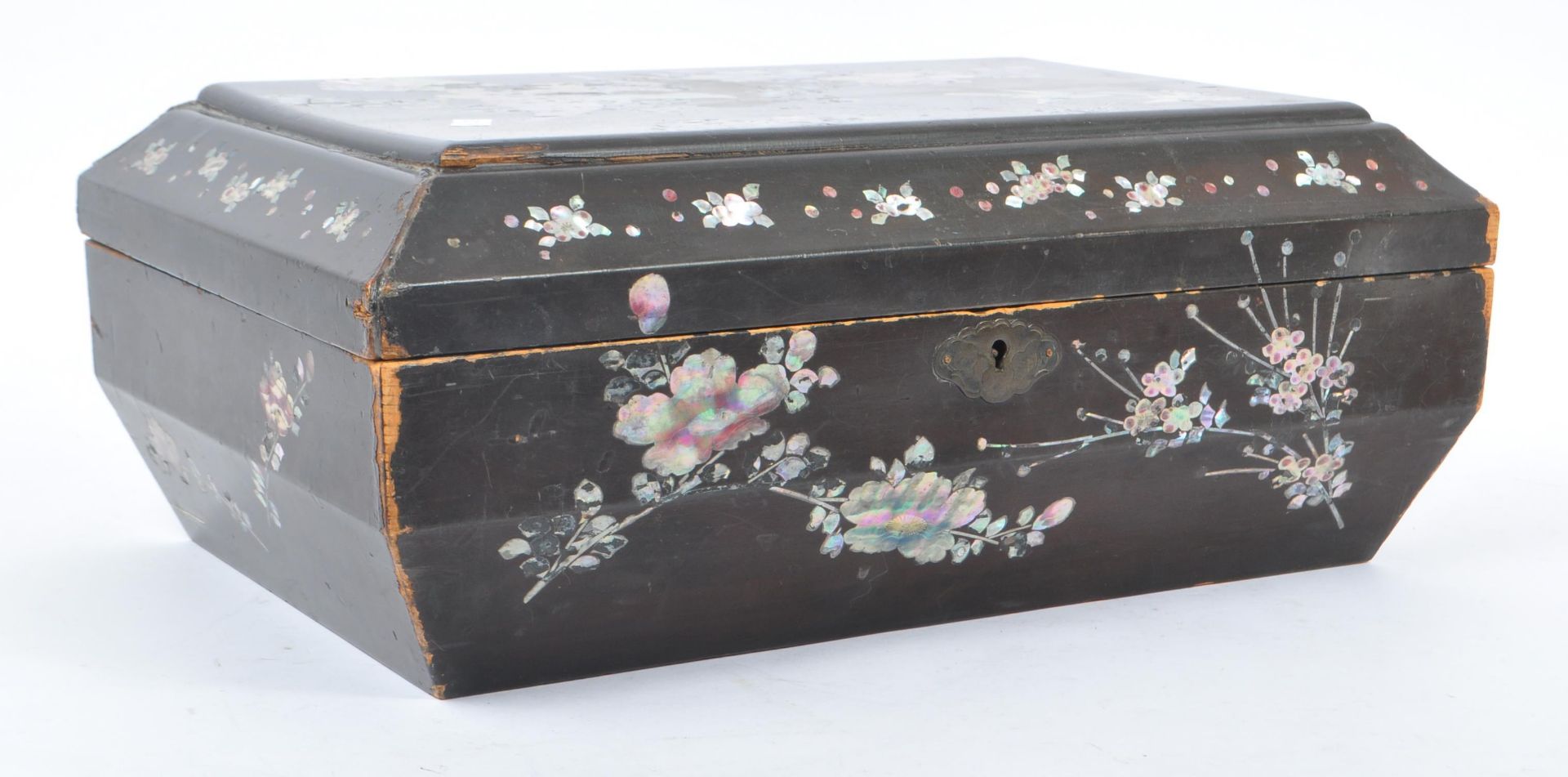 EARLY 20TH CENTURY CHINESE MOTHER OF PEARL SEWING BOX