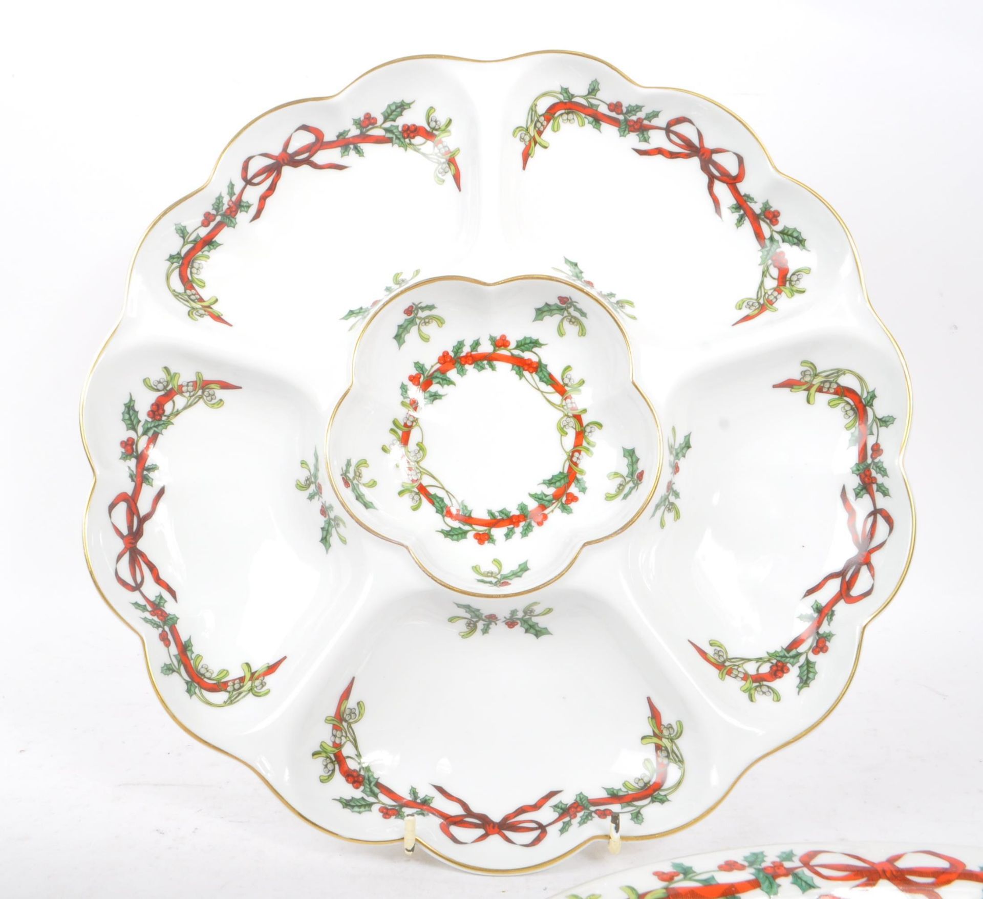 ROYAL WORCESTER - THREE CHINA PIECES IN HOLLY RIBBONS PATTERN - Bild 2 aus 8