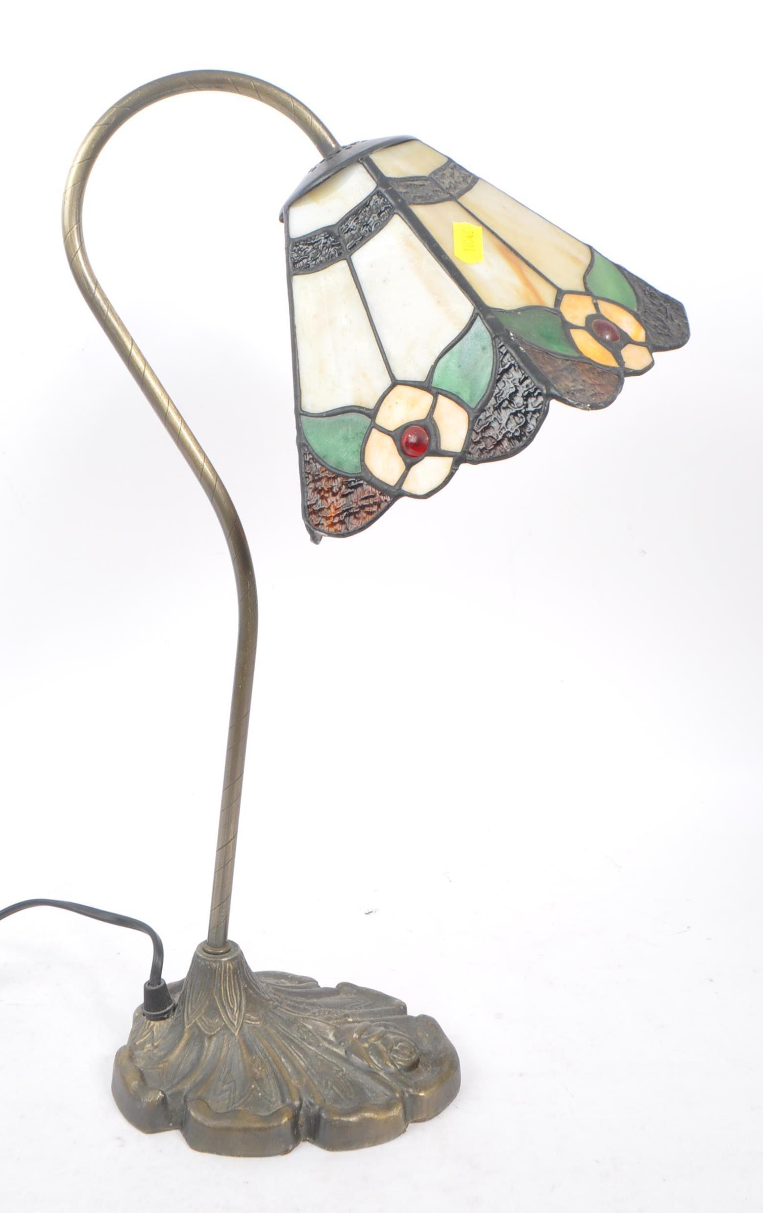 VINTAGE 20TH CENTURY ART NOUVEAU STYLE TIFFANY DESK LAMP - Image 3 of 5