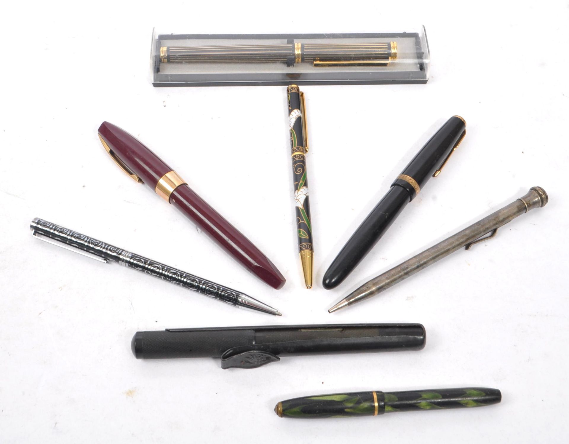 SHEAFFERS / PARKER - COLLECTION OF FOUNTAIN AND BIRO PENS