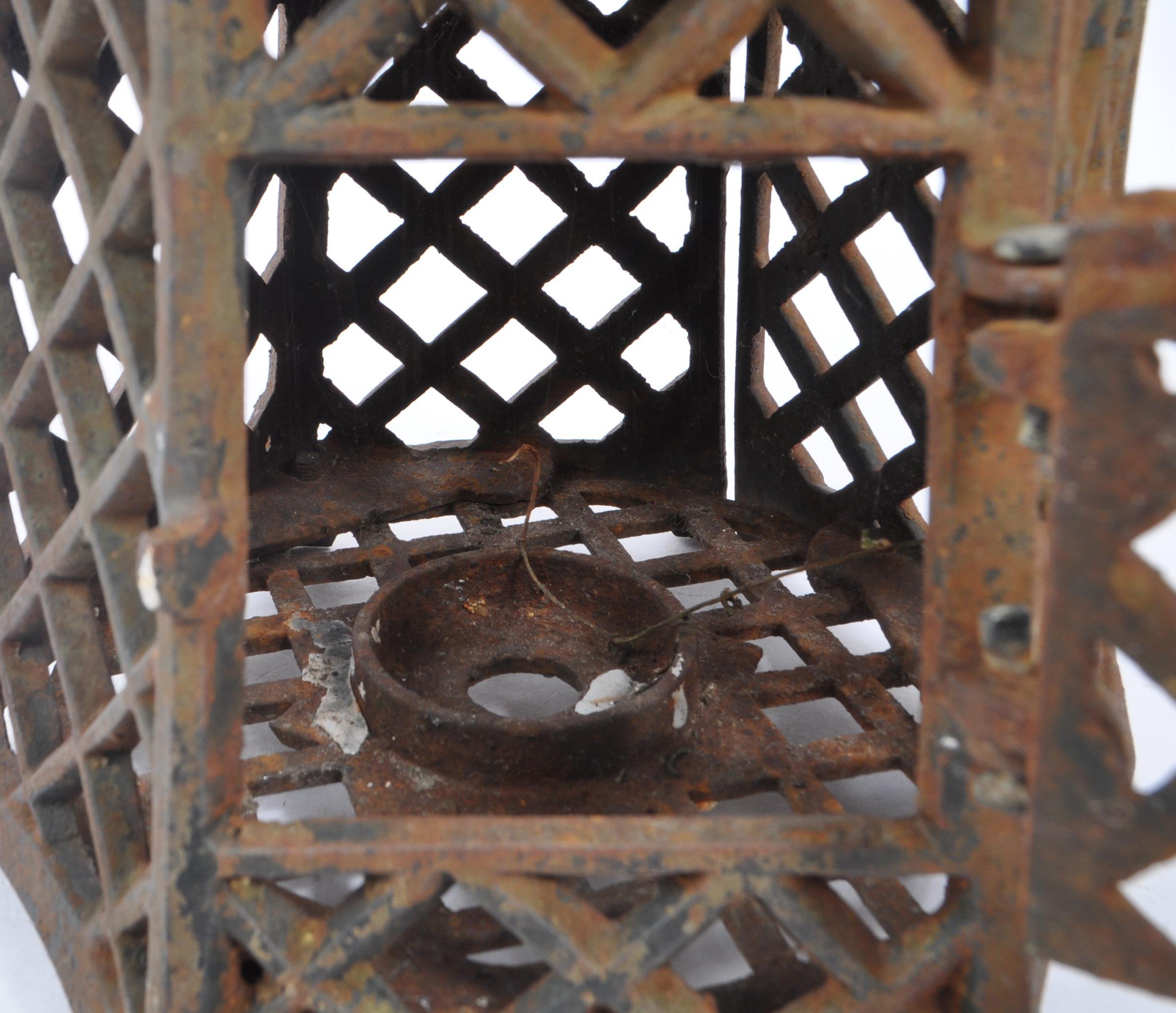 19TH CENTURY CAST IRON PAGODA CANDLE HOLDER / LANTERN - Bild 4 aus 5