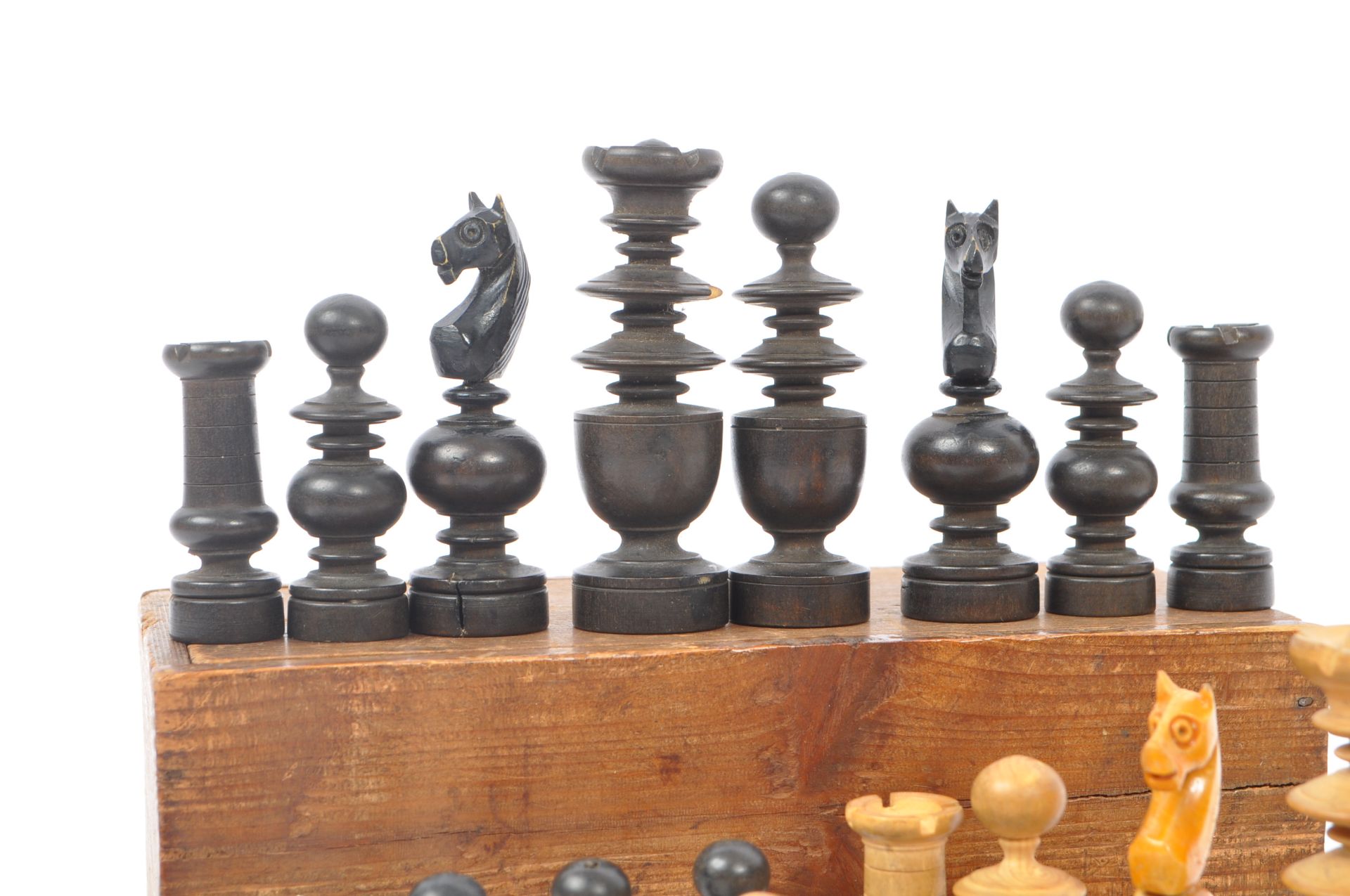 EARLY 20TH CENTURY TURNED WOODEN CHESS SET - Bild 3 aus 7