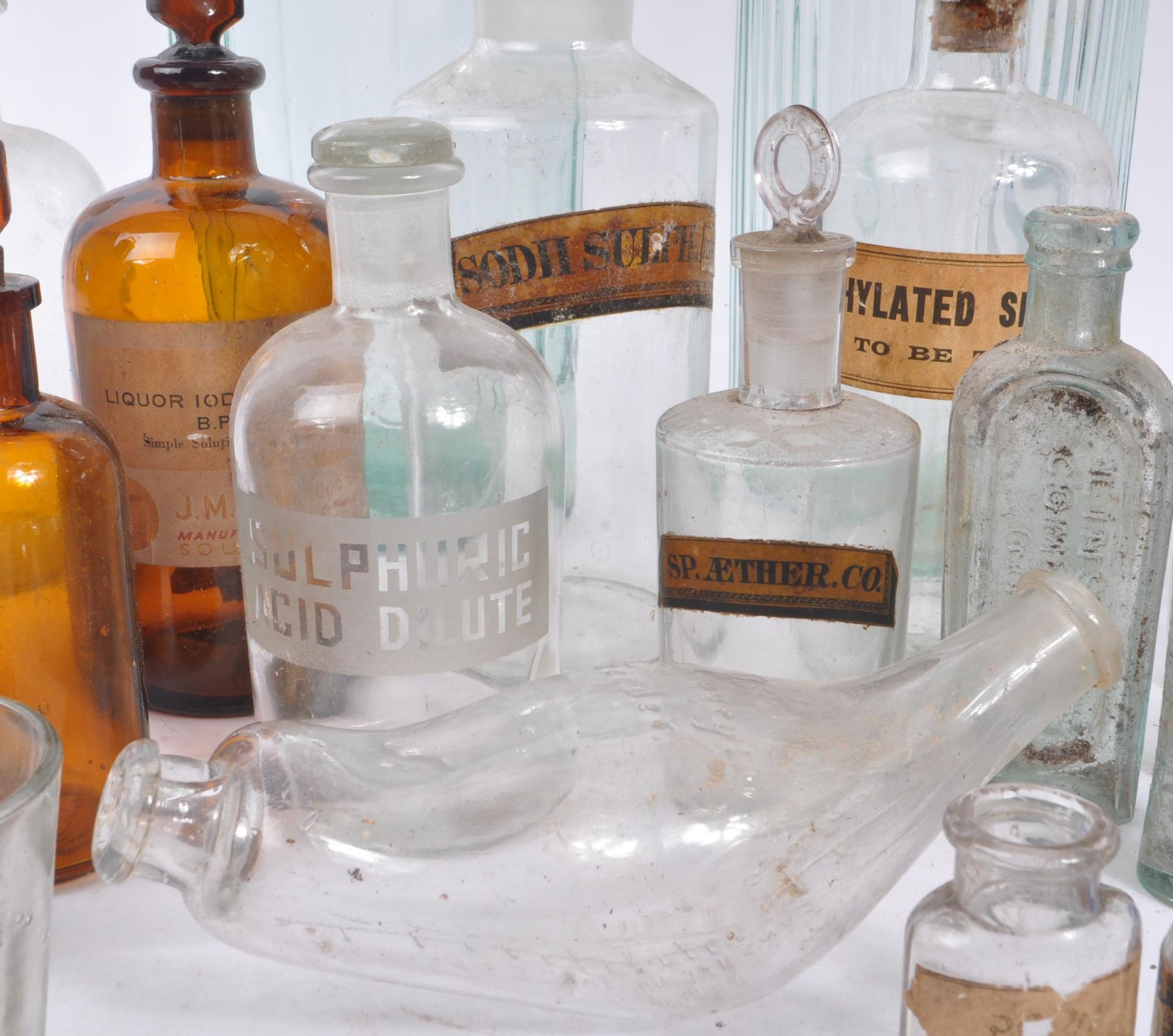 A large collection of 19th and 20th century glass bottles. The collection consisting of a variety of - Bild 5 aus 10