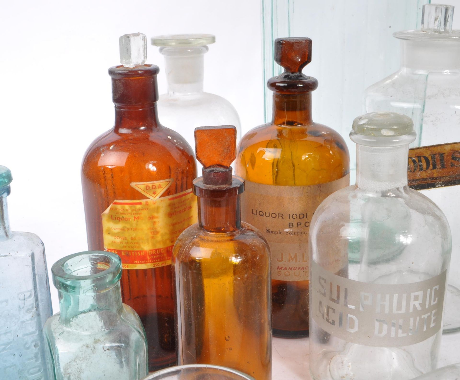 A large collection of 19th and 20th century glass bottles. The collection consisting of a variety of - Bild 6 aus 10