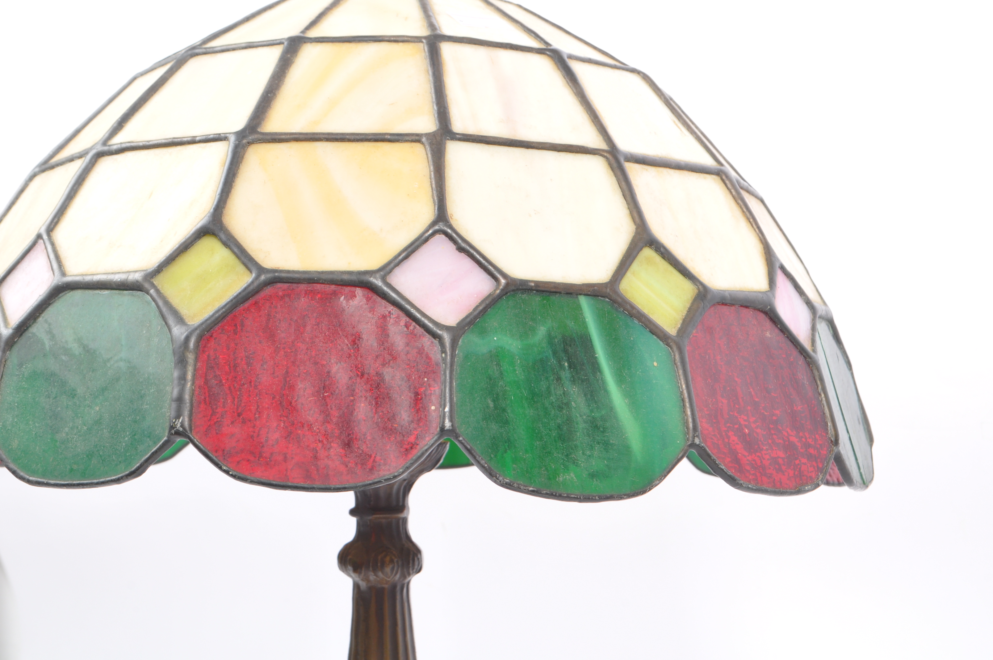 TIFFANY STYLE - 20TH CENTURY TIFFANY STYLE BISTRO TABLE LAMP - Image 4 of 5