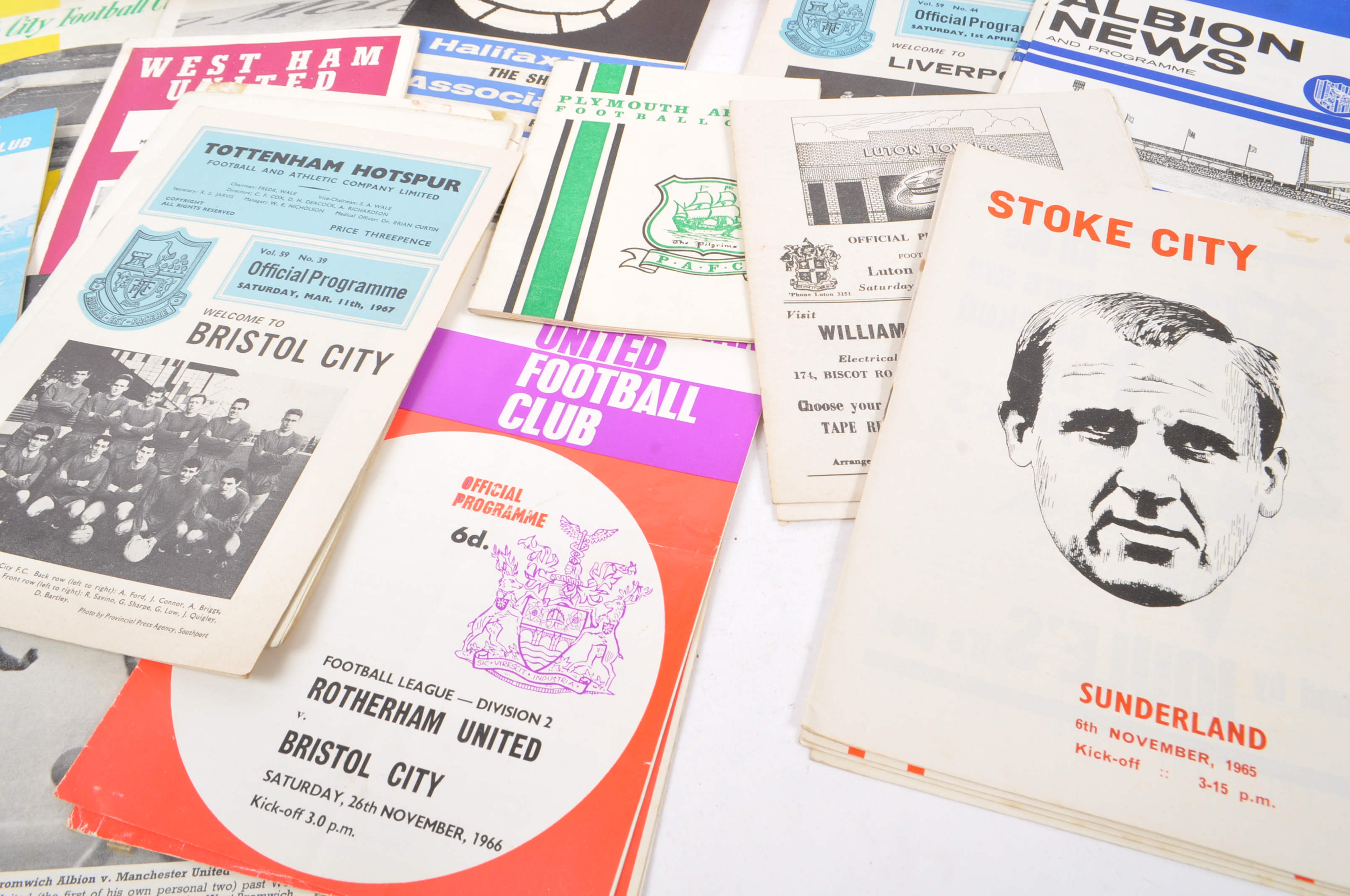 LARGE COLLECTION OF 1960S FOOTBALL PROGRAMMES - Image 8 of 9
