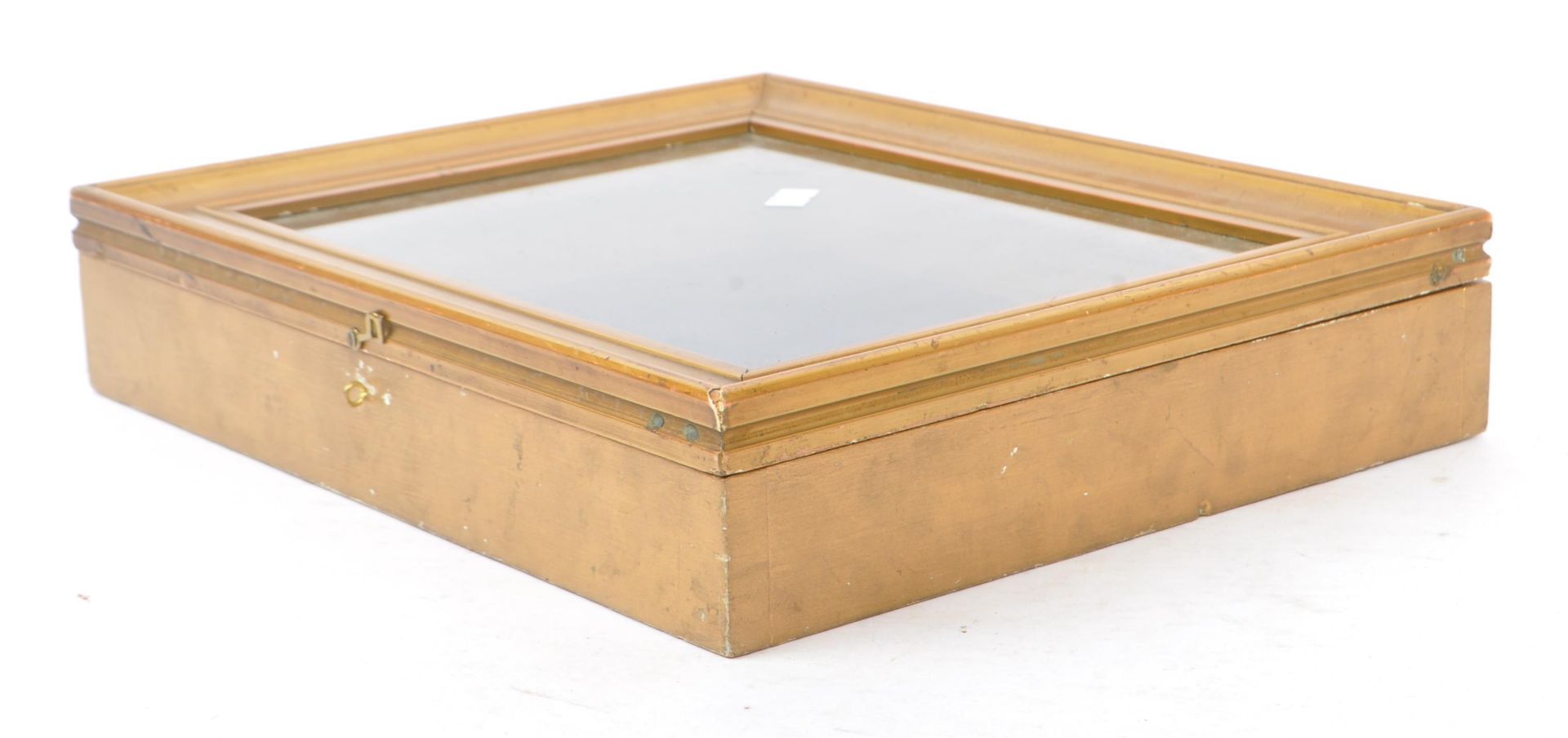 EARLY 20TH CENTURY TABLE TOP GILT DISPLAY CASE - Image 5 of 6