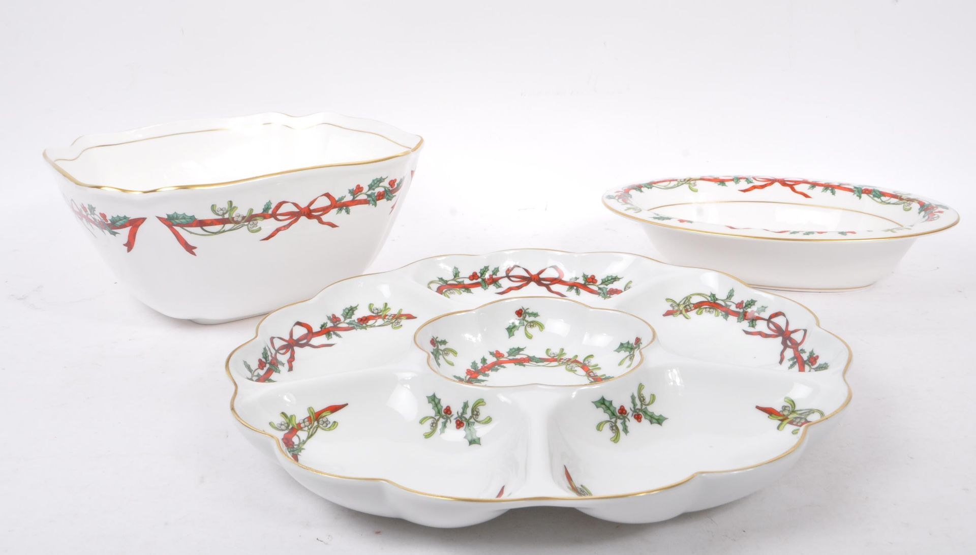 ROYAL WORCESTER - THREE CHINA PIECES IN HOLLY RIBBONS PATTERN - Bild 5 aus 8